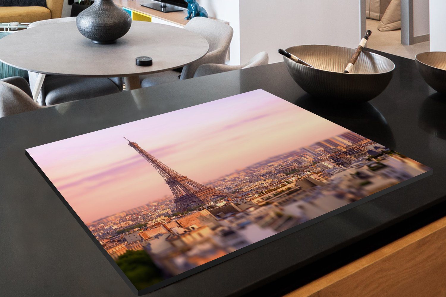 Ceranfeldabdeckung tlg), Paris Blick 81x52 aufragenden mit die Schutz dem Induktionskochfeld Eiffelturm, (1 Vinyl, über cm, für MuchoWow küche, Herdblende-/Abdeckplatte darüber