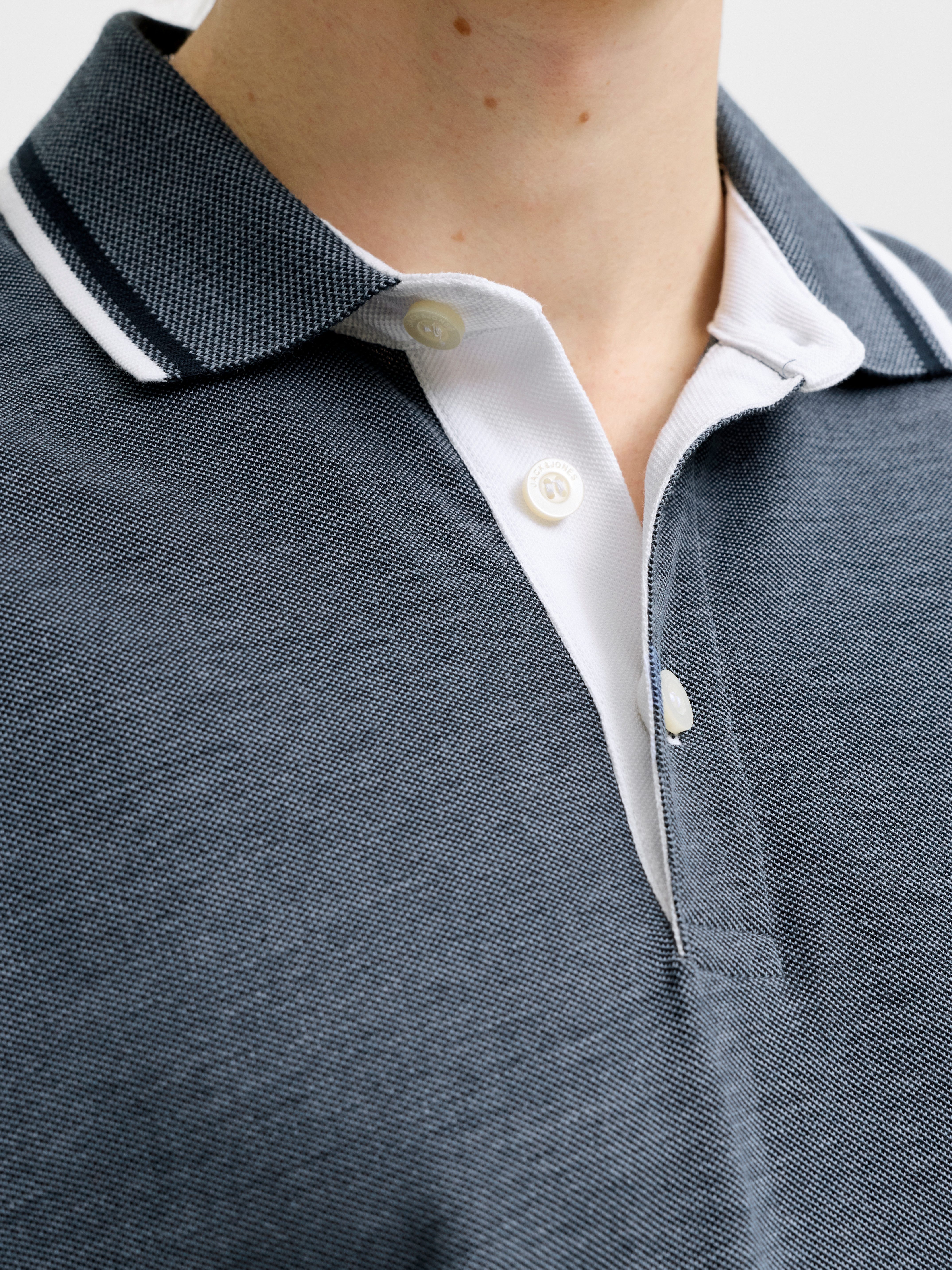 Jack & Jones Poloshirt JJEPAULOS Poloshirt mit klassischem Kragen und figurbetonter Form Logostickerei, modisch, schmal, Baumwolle, Polokragen