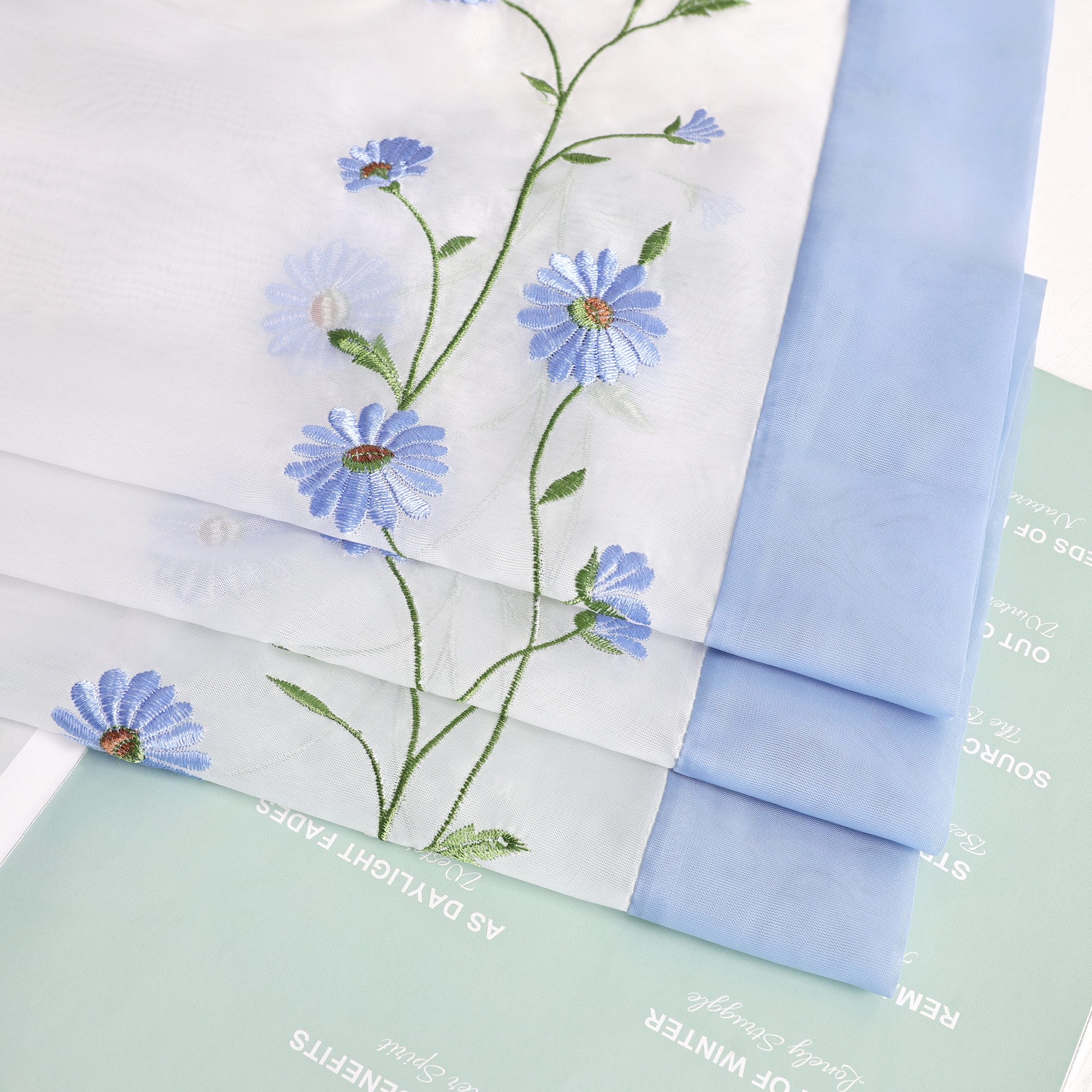 Joyswahl Scheibengardine Lily Kurzstore Bistrogardine Fenstergardine im Landhausstil (1 St), Schlaufen, transparent, Voile, Blumenstickerei am unteren Rand, für – Bild 5 von 5
