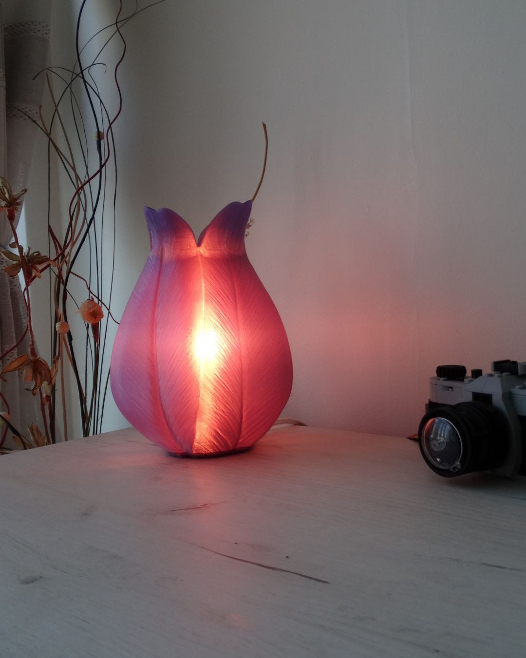 Roomberry Nachttischlampe Blossom Tischlampe, Tischleuchte in Tulpen-Design, Nachttischlampe, LED fest integriert, Kalt-Weiß bis Warm-Weiß einstellbar, LED, dimmbar, Licht einstellbar kalt-weiß bis warm weiß