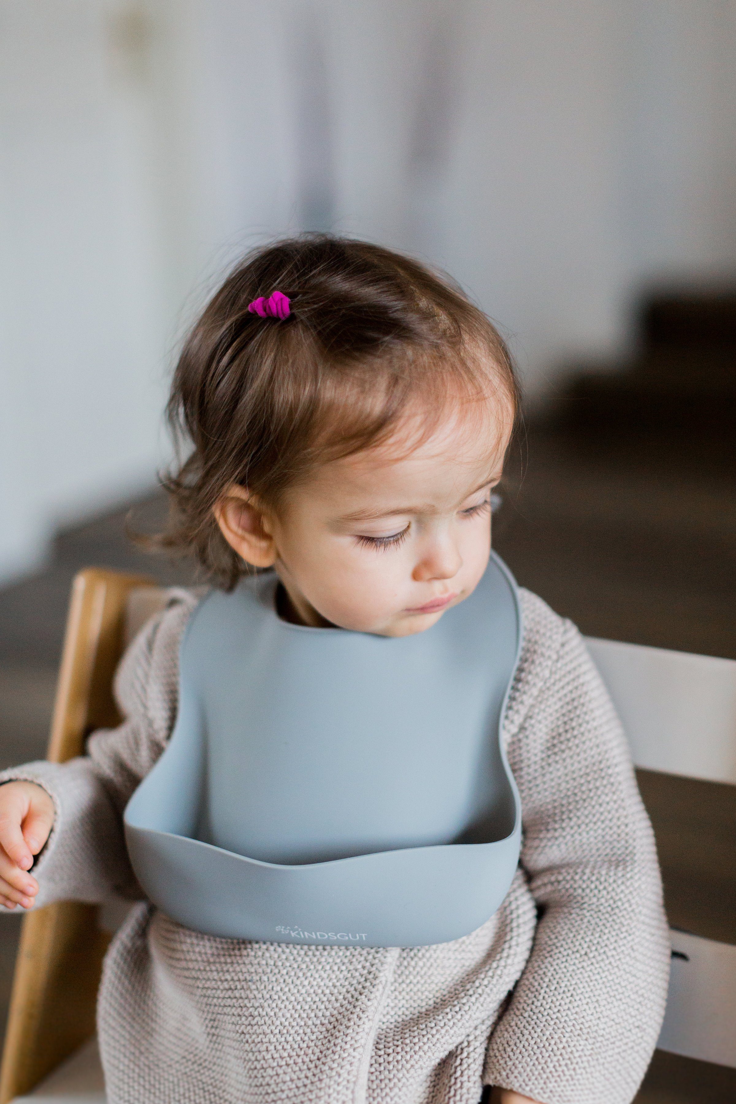 KINDSGUT Lätzchen Silikonlätzchen, (1-St), Tisch-Hilfe, dunkelgrau, BPA-frei, für Babys und Kleinkinder