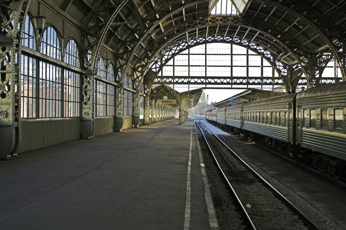 Papermoon Fototapete Leerer Bahnhof