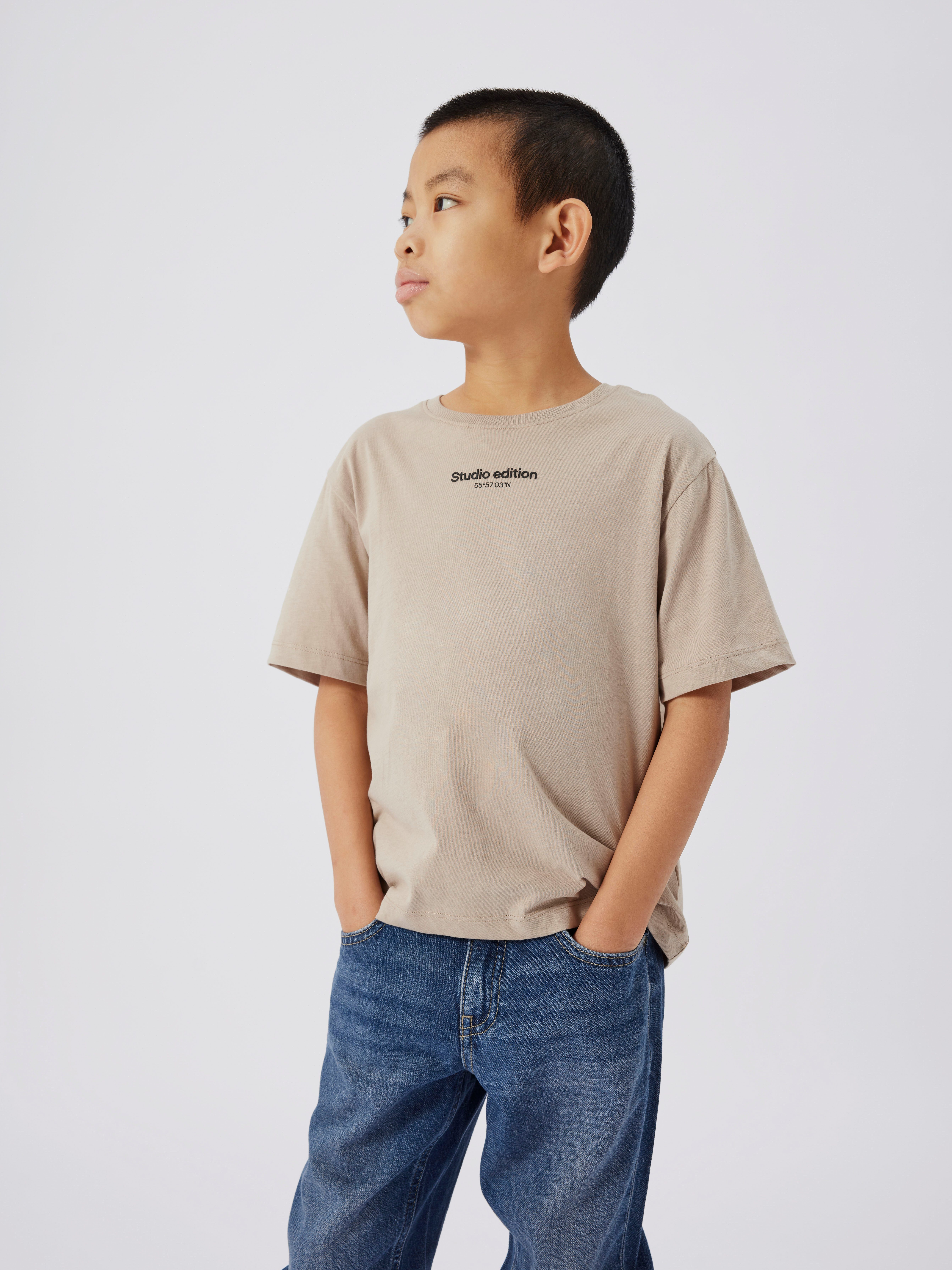 Name It T-Shirt NKMBRODY SS NREG TOP NOOS mit dezentem 3D-Frontmotiv