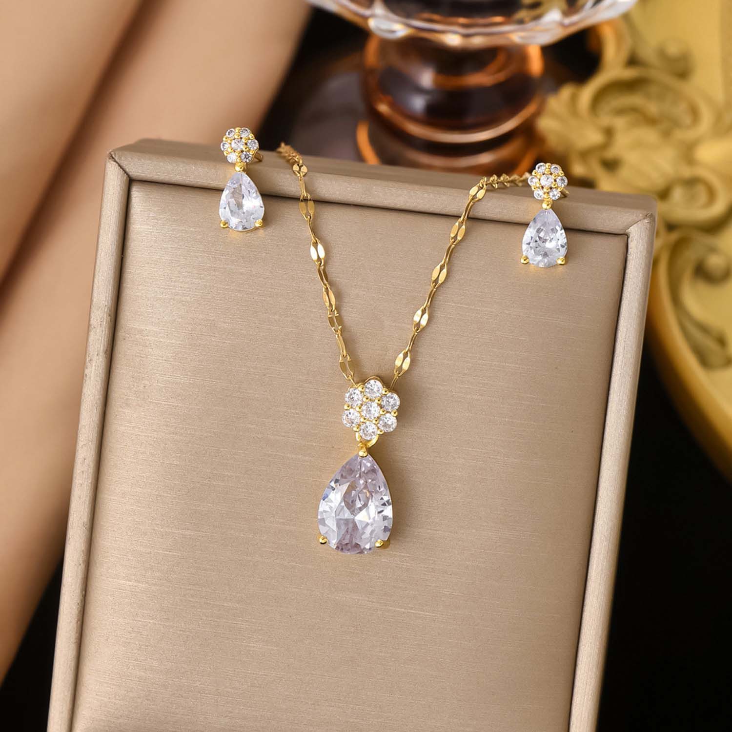trends for living Schmuckset Halskette und Ohrringen Set mit tropfenförmigem Zirkonblüten-Cluster