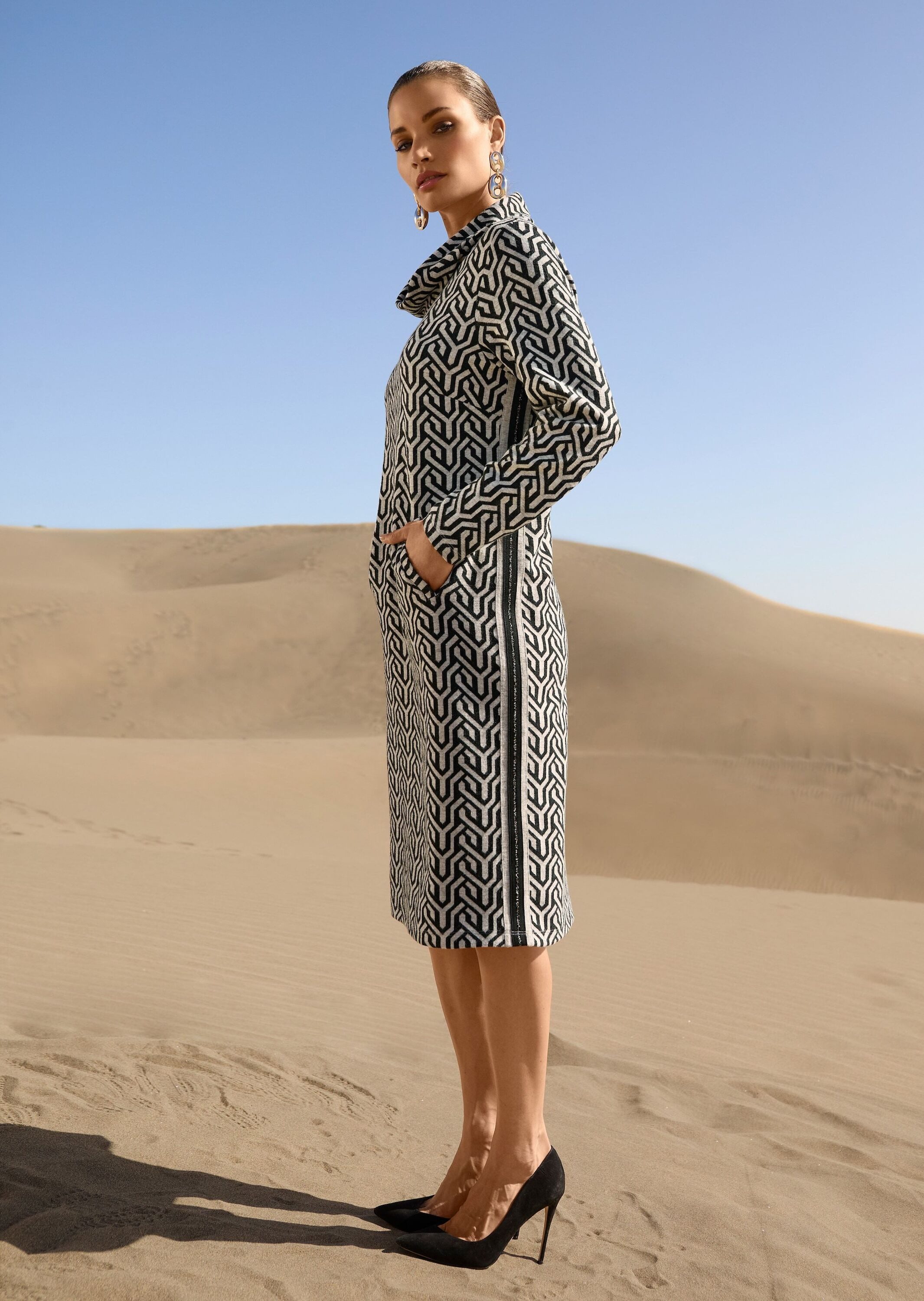 MADELEINE Midikleid Kleid mit Grafik-Jacquard und Rollkragen H-Linien-Kleid mit Schalkragen und langen Ärmeln