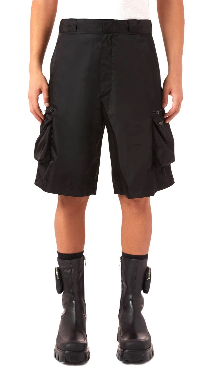 PRADA Cargoshorts Re-Nylon Bermuda Utility Hose Metall Logo Dreieckiges PRADA-Logo aus Metall an der rechten Cargotasche