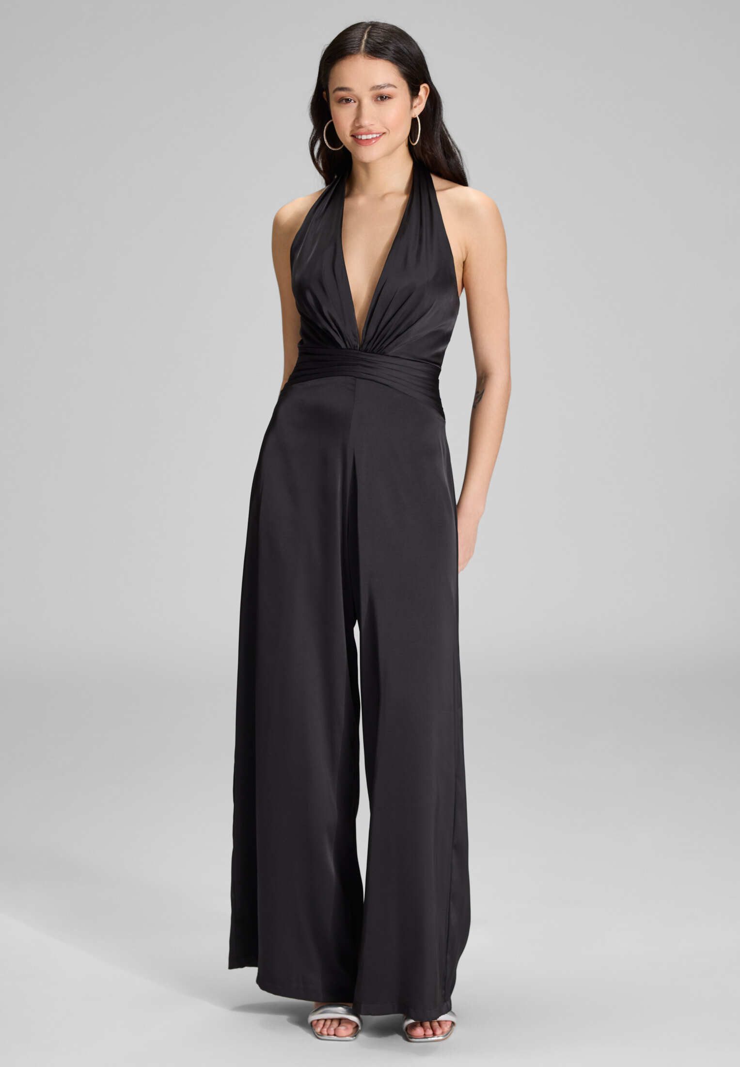 Hey Kyla Jumpsuit - Neckholder Jumpsuit aus Satin Oberteil in figurbetonter Passform