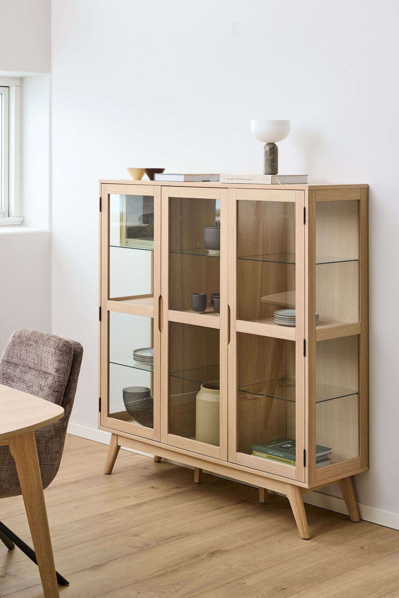 ACTONA GROUP Vitrine Marte ölbehandeltes Eiche Furnier, 2 Türen, klar Glas, 140x40x148 cm