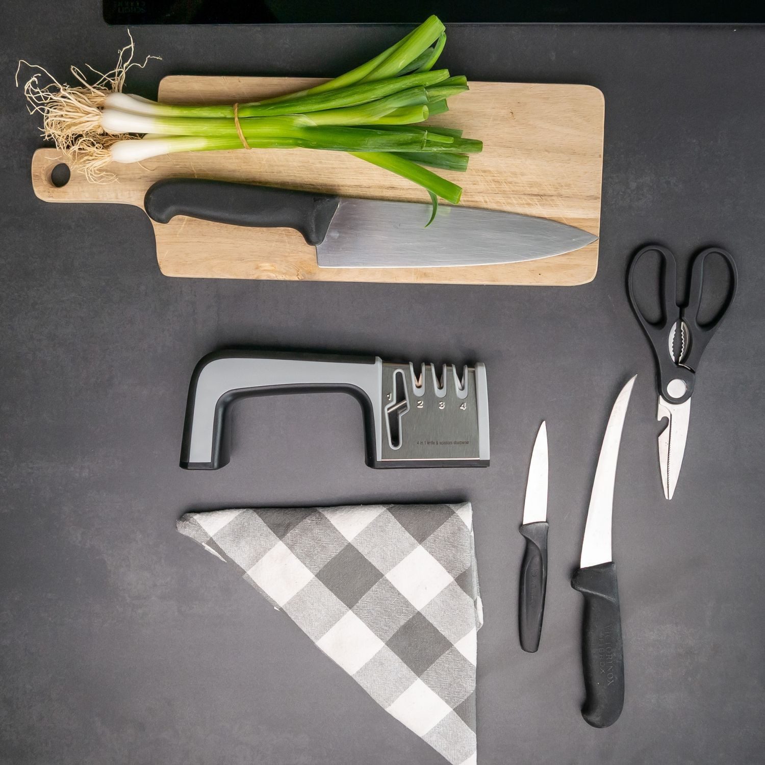 Intirilife Messerschärfer, 4-in-1 Messerschleifer in SCHWARZ - Messerschärfer aus Edelstahl