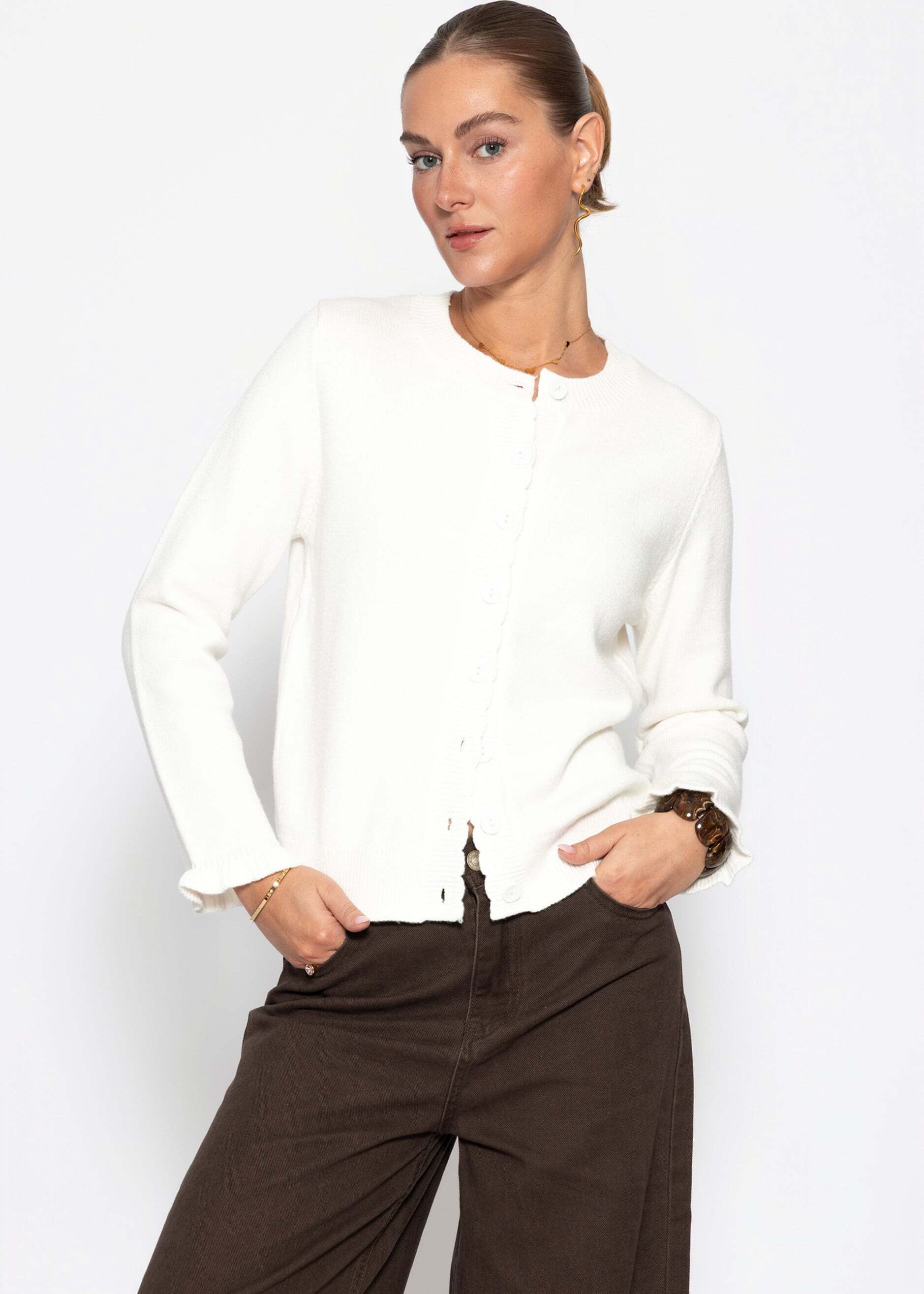 SASSYCLASSY Cardigan Strickjacke mit Volants für Damen Verspielter Cardigan mit Knopfleiste und gerippten Bündchen
