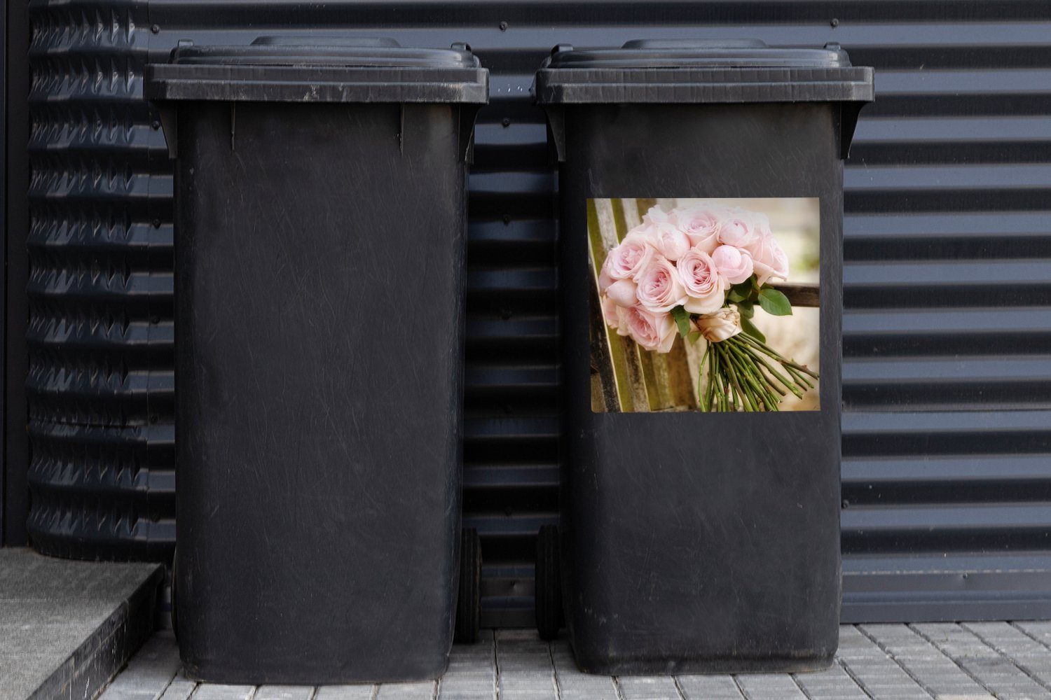auf Ein rosa Abfalbehälter Sticker, Blumenstrauß einer Mülltonne, Holzbank Container, (1 St), aus Wandsticker Mülleimer-aufkleber, Rosen MuchoWow