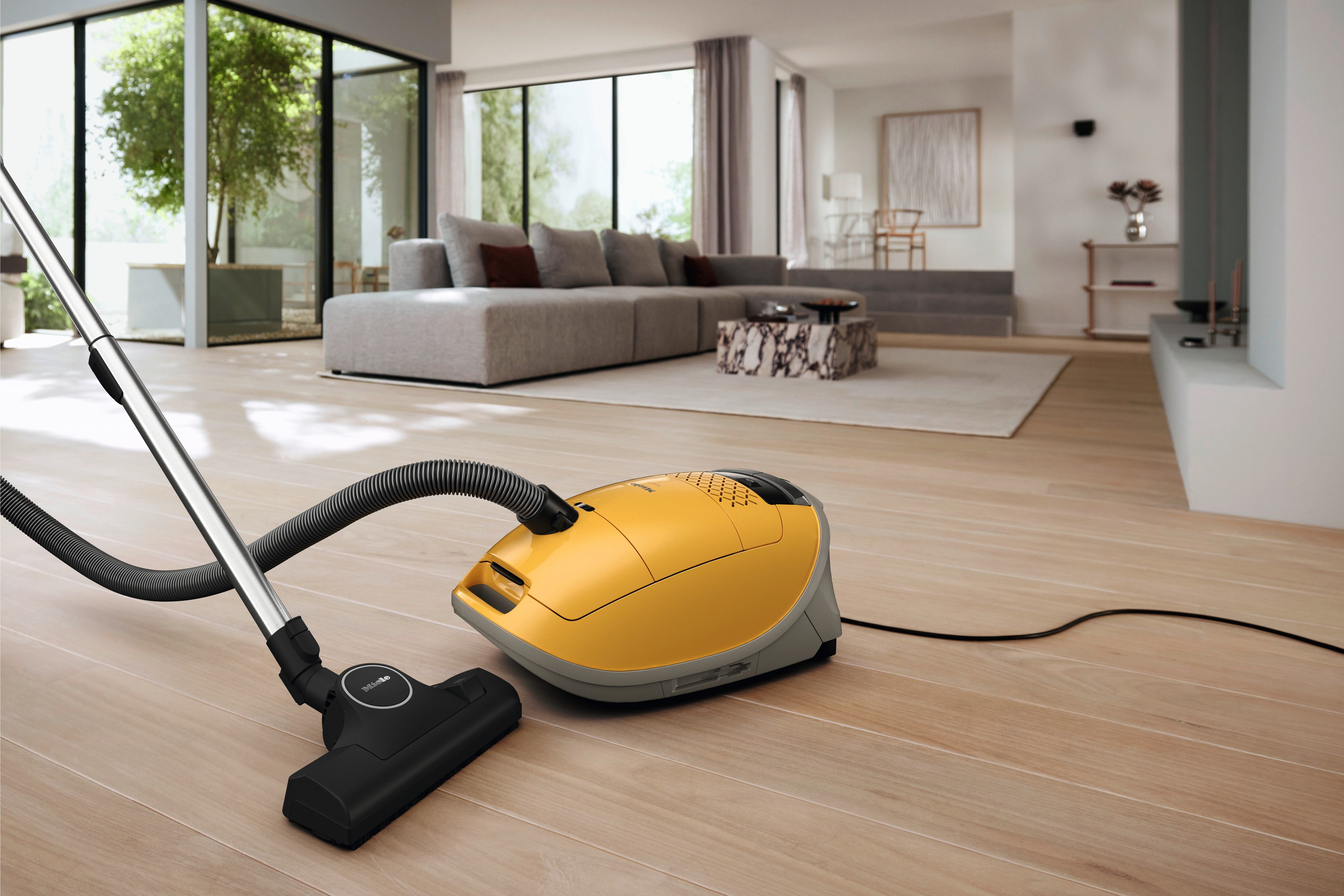 Miele Bodenstaubsauger Guard M1 Sunsetgelb mit ComfortFit, Nachfolger Complete C2, 890 W, mit Beutel, Starke Saugleistung, AirClean Filter, integriertes Zubehör – Bild 2 von 5