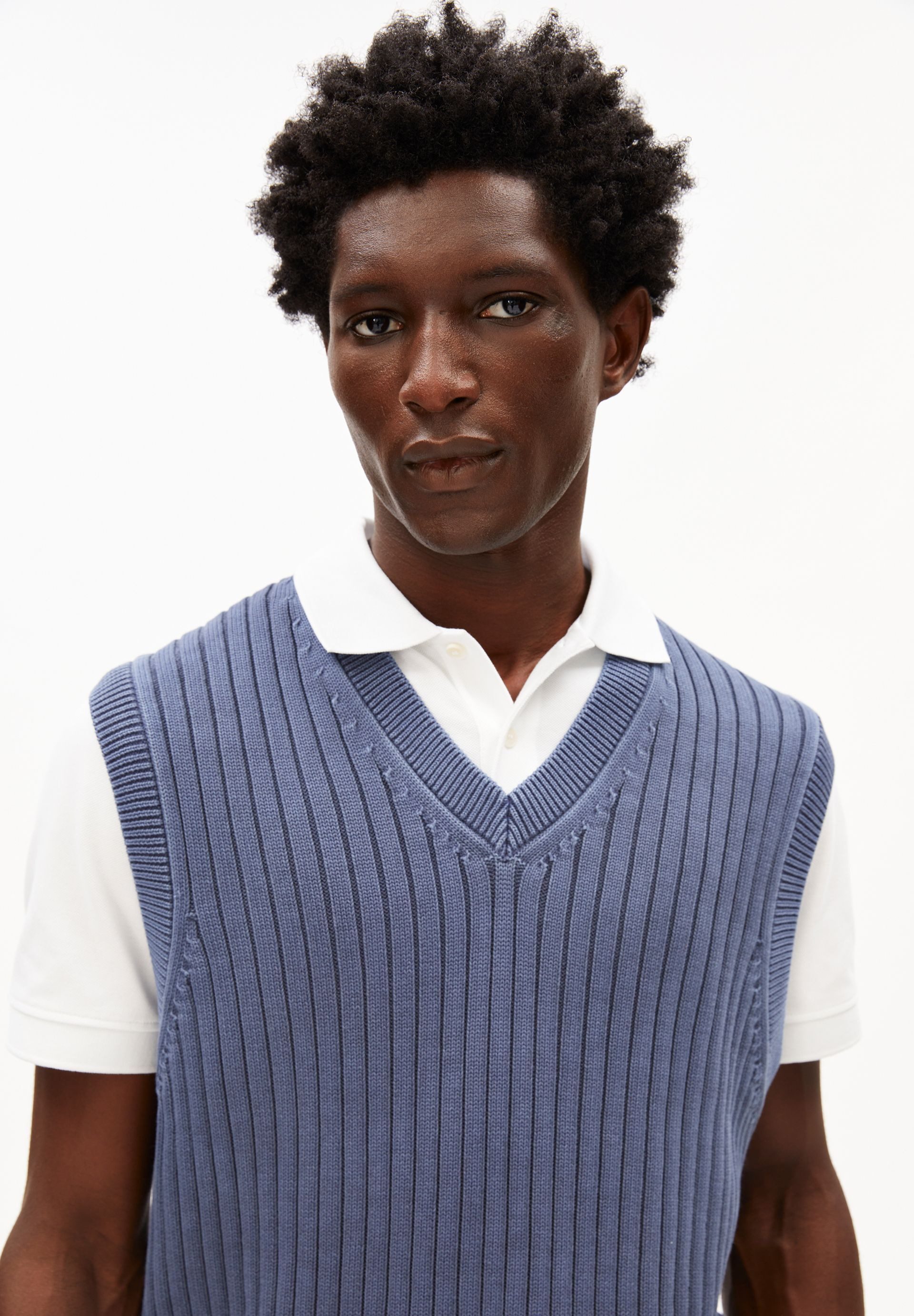 Armedangels Pullunder PIGMENT DYE Pullunder aus Bio-Baumwolle (1-tlg) Pullunder aus Bio-Baumwolle