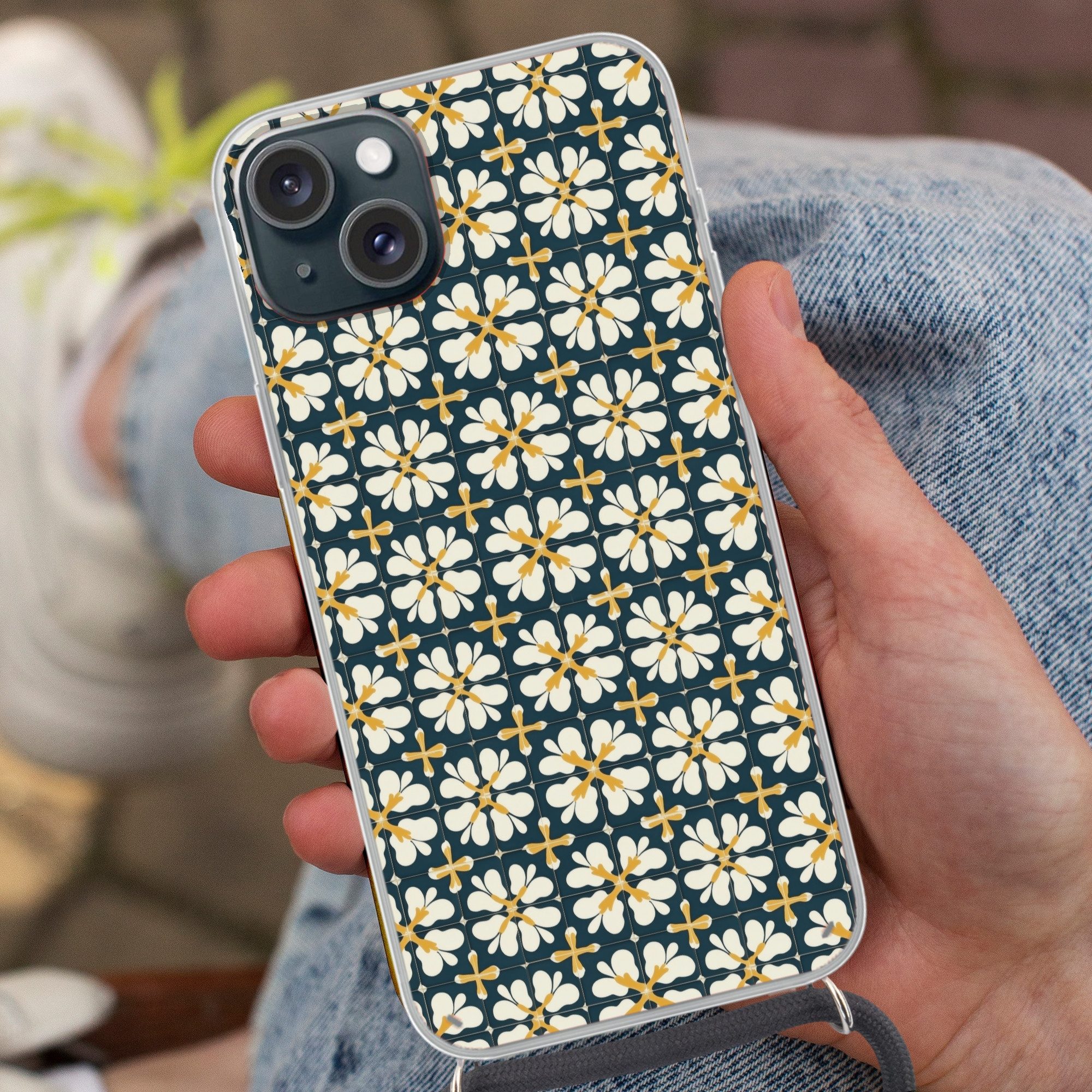 MuchoWow Handyhülle für Apple iPhone 15 Motiv - Fliese - Ockergelb, Tragbare Handyhüllen mit Kette zum umhängen, Handykette Handyband
