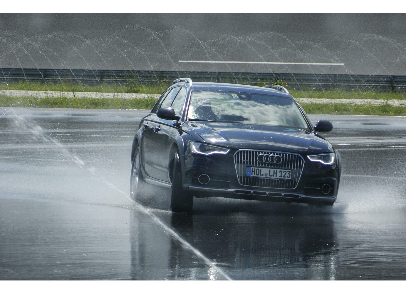 Jochen Schweizer Erlebnisgutschein Fahrsicherheitstraining PKW Perfektion (7 Std), Fahrsicherheitstraining – Meistere Gefahrensituationen mit deinem PKW