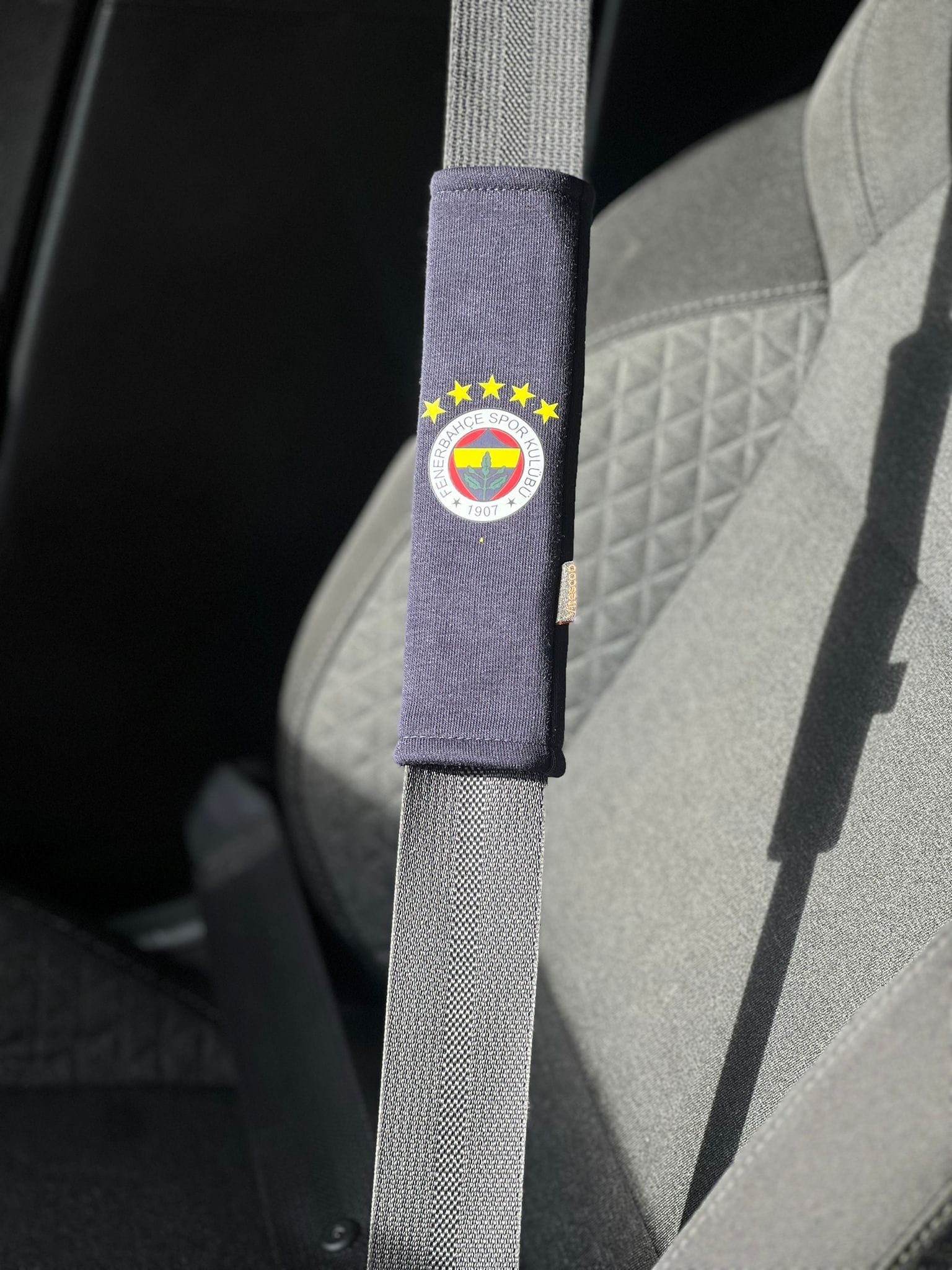 Stelby Gurtpolster Fenerbahce Auto Schulterpolster für Sicherheitsgurt, (einzeln, 2er Set oder 4er Set, 2 St), weiche Polsterung, vielseitig einsetzbar