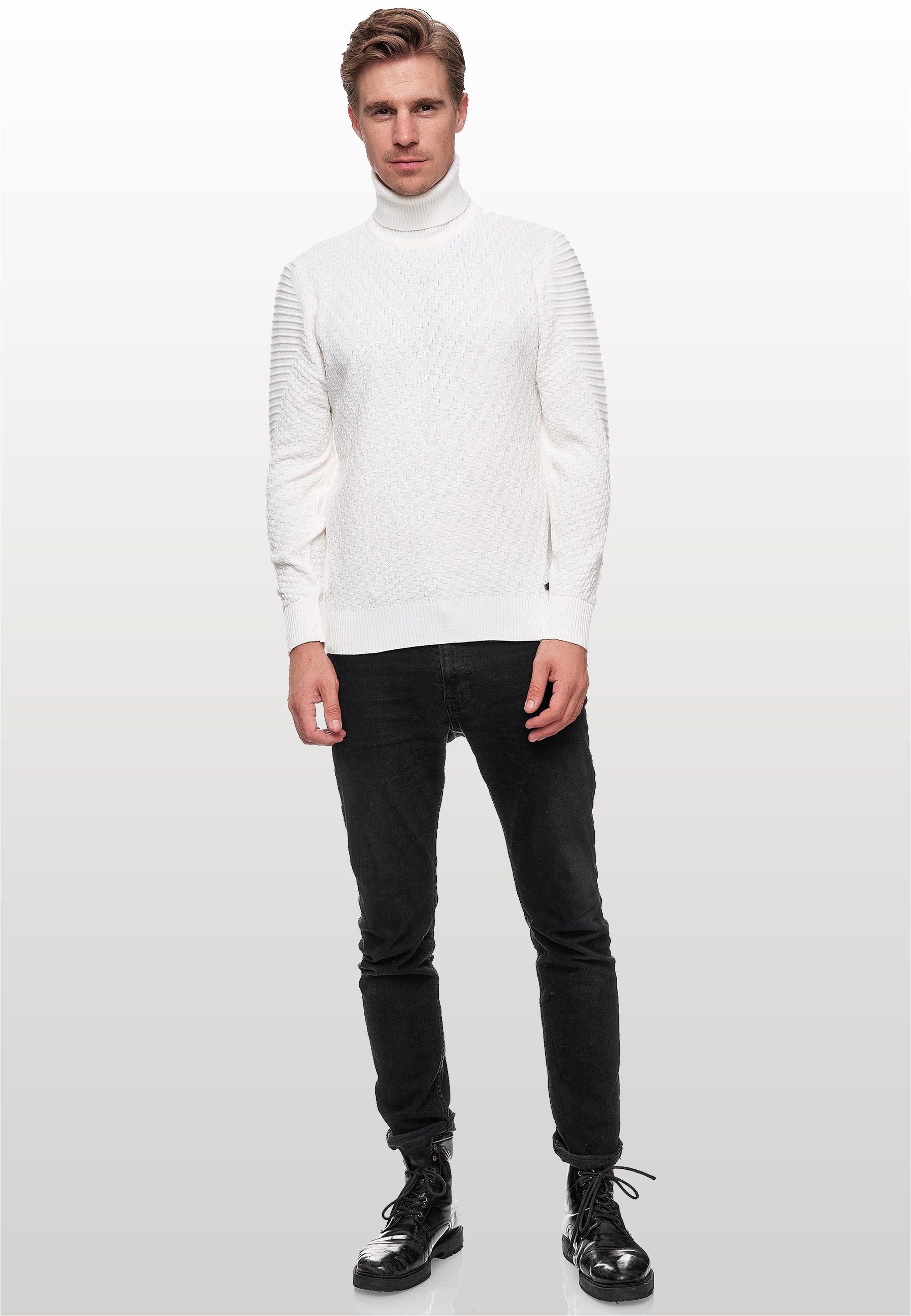 Rusty Neal Rollkragenpullover in stilvollem Feinstrick