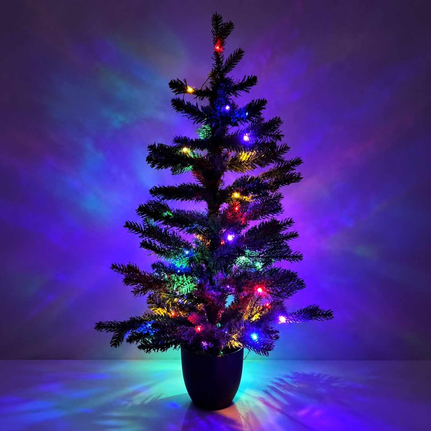 Online-Fuchs Künstlicher Weihnachtsbaum mit bunter LED-Beleuchtung und Topf - 85 cm klein - Outdoor geeignet, Mix aus Spritzguss und PVC Spitzen, Standort frei  – Bild 5 von 5