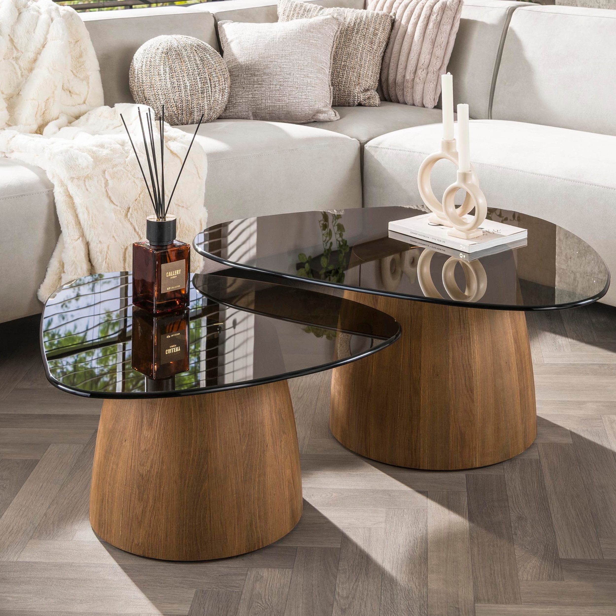 alesvelt Couchtisch TINTO TRIANGOLO Dreieckige Satztische mit Rauchglas und Holzsockel (2er-Set), 91x70x40cm 74x67x35cm Glas rauchfarben Eichenholz-Optik