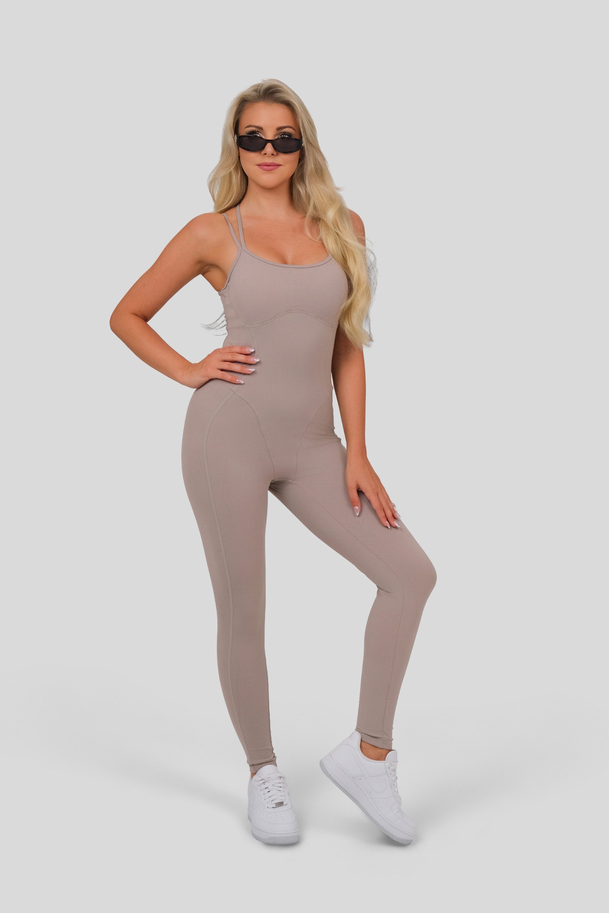 FemmeTone Turnanzug Ärmelloser Damen Overall mit gekreuzten Trägern – Sportbekleidung, Rückenfreier Sport-Jumpsuit für Frauen, Fitness-Einteiler