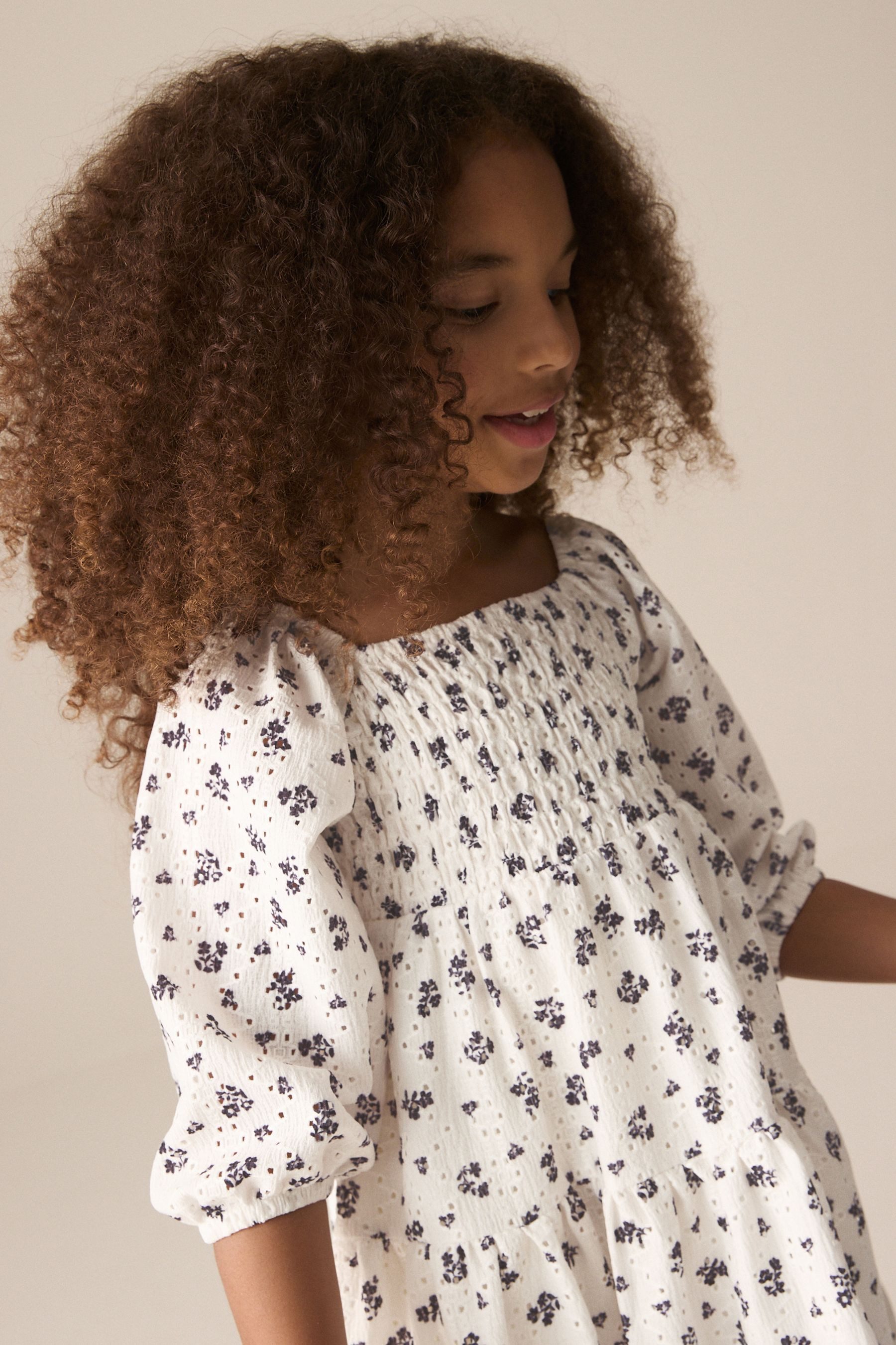 Next Spitzenkleid Mehrlagiges besticktes Kleid (1-tlg)