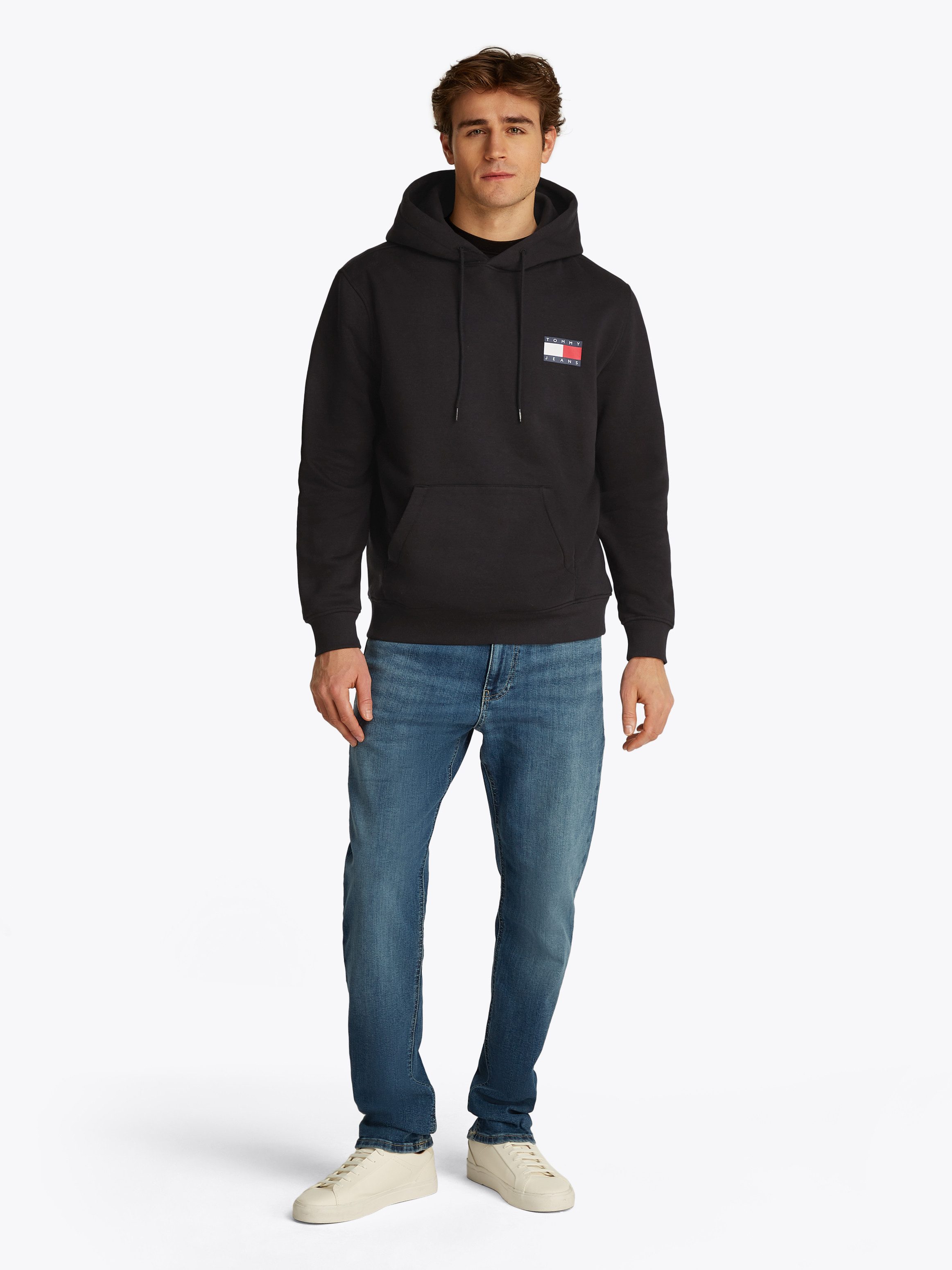 Tommy Jeans Sweatshirt TJM REG ESSENTIAL FLAG HOOD EXT mit bedruckten Markenlogo auf Brusthöhe