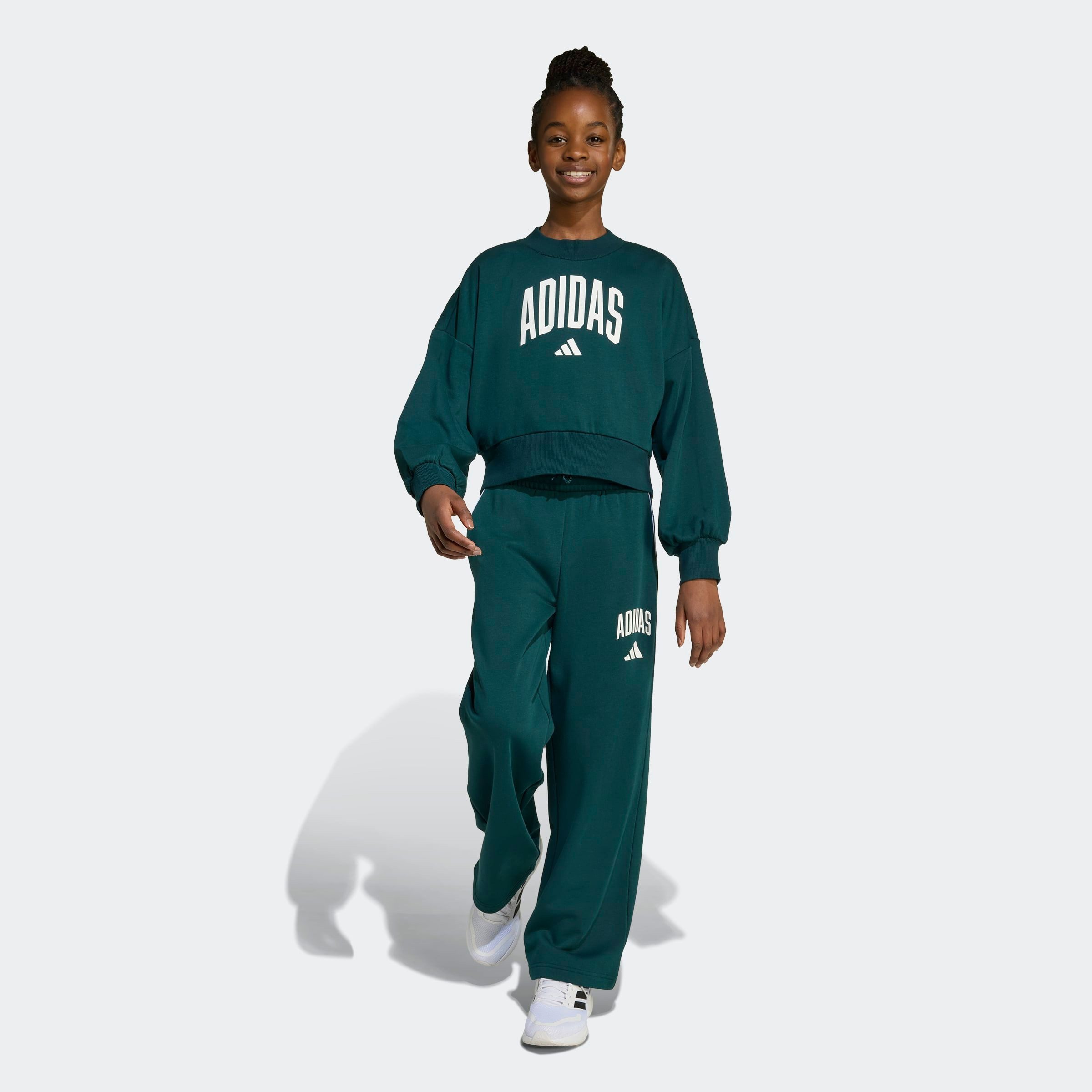 adidas Sportswear Sweatshirt SEASONALS ESSENTIALS COLLEGIATE TYPOGRAPHY CREWNECK KIDS sportlicher Stil, ohne Verschluss, mit Rundhalsausschnitt