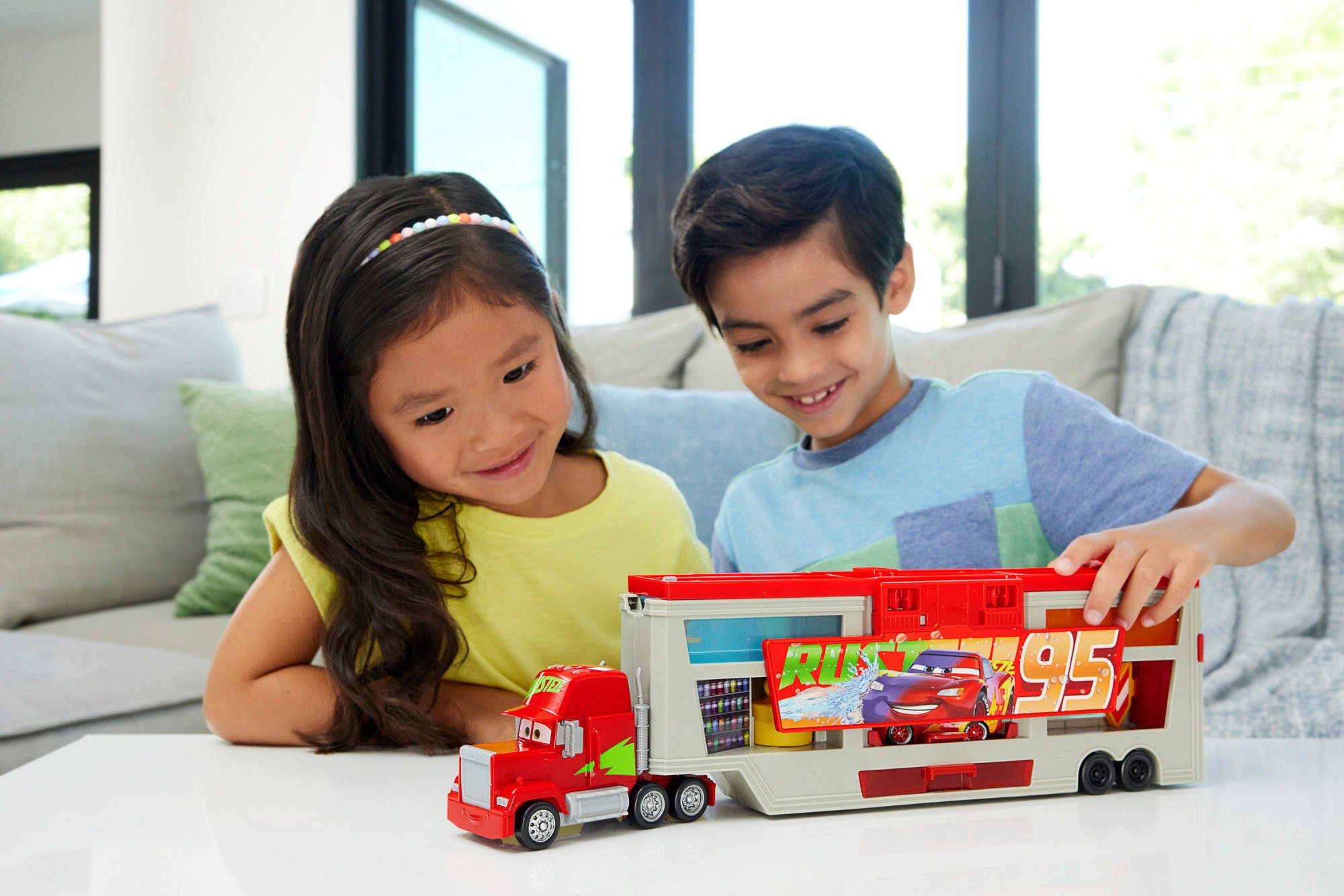 Mattel® Spielzeug-LKW Disney und Pixar Cars, Lackiererei Mack mit 1 Spielze günstig online kaufen
