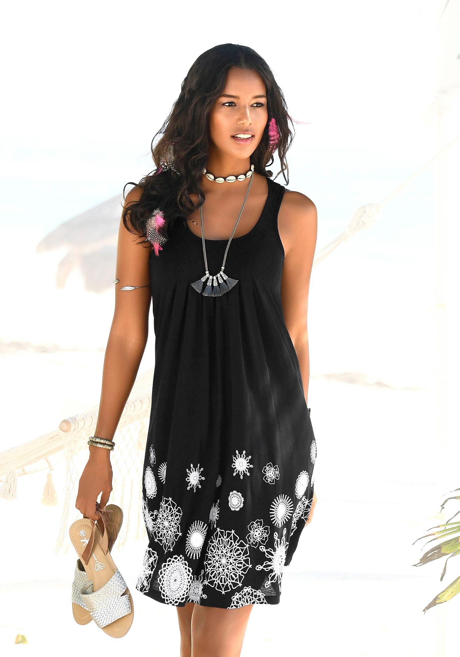 Beachtime by Lascana Strandkleid mit grafischem Druck am Saum, lockeres Hängerchenkleid mit Zierfalten Leichtes Sommerkleid aus Viskose, Jerseykleid, A-Linien-Kleid, casual