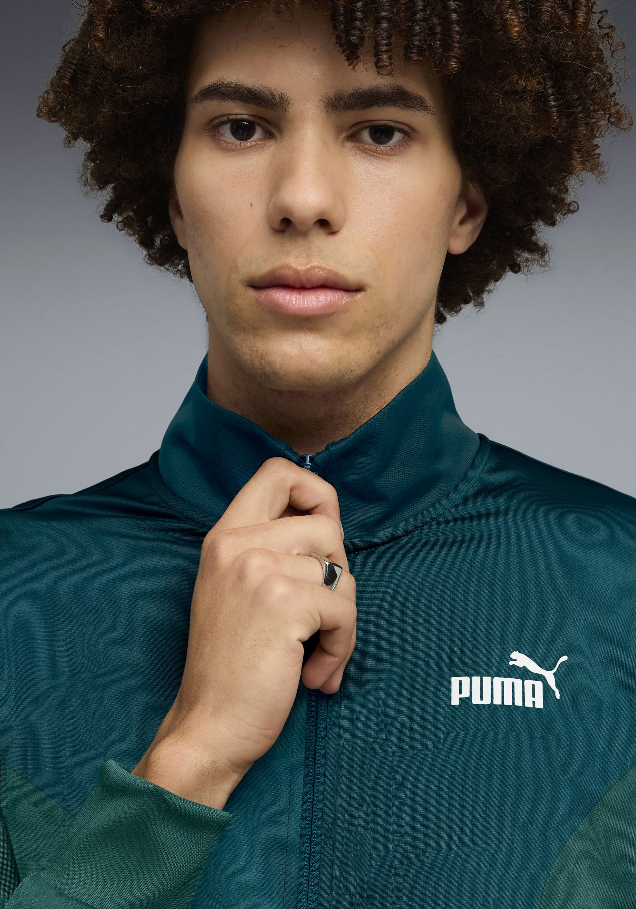 PUMA Trainingsanzug ESS BLOCK POLY SUIT (2-tlg), für entspannte Tage, für vielseitige Aktivitäten