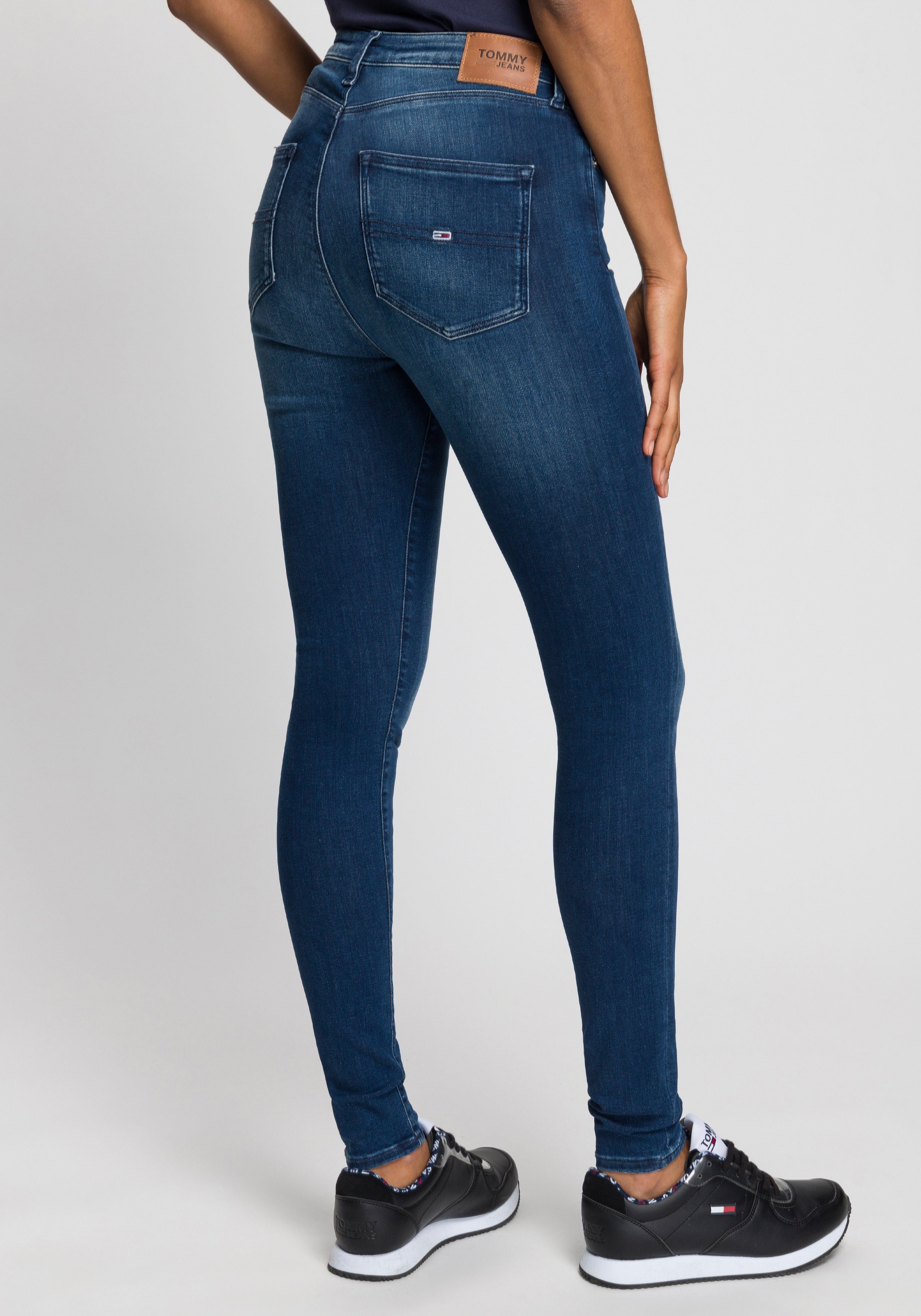 einen perfekten Mid Niceville Sitz. HR Tommy Materialien bequemen SKNY SYLVIA Hochwertige Jeans SUPER Skinny-fit-Jeans New Blue für und