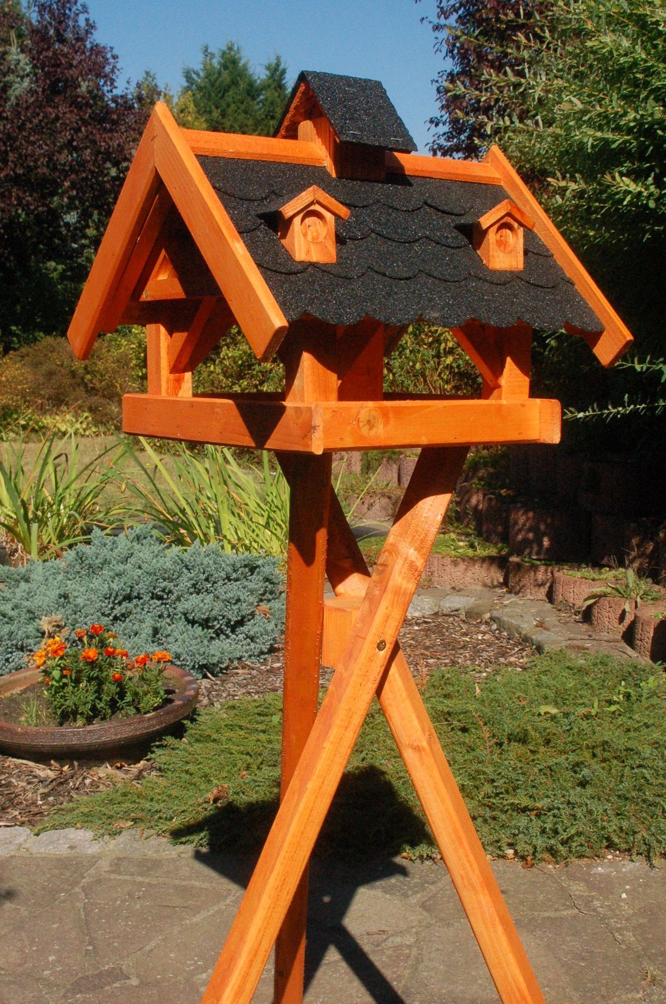 Vogelhaus mit Bitumenschindeln und Gauben versch. Dachfarben V19