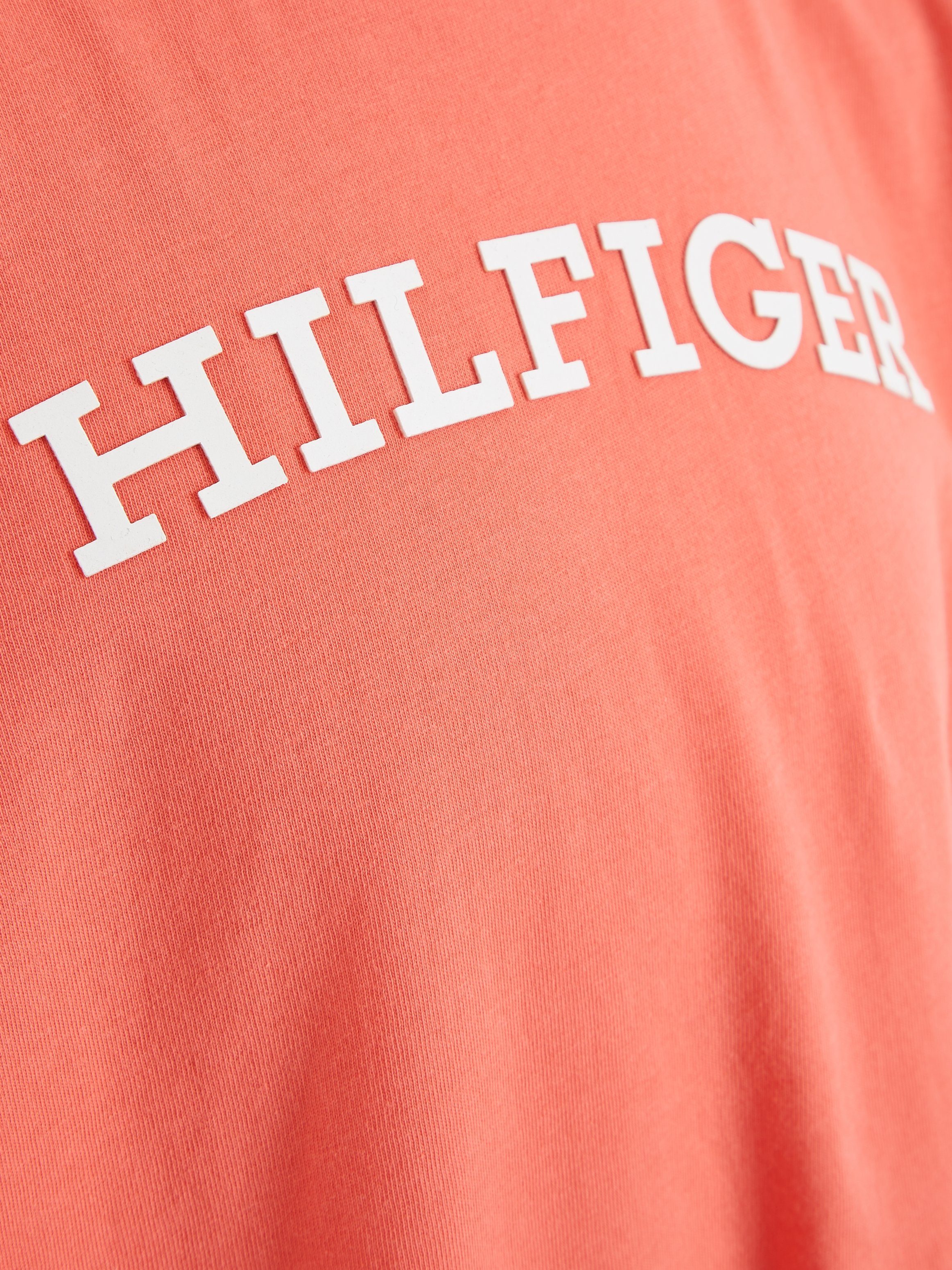 der Hilfiger-Logoschriftzug Tommy modischem T-Shirt MONOTYPE auf mit S/S Hilfiger TEE koralle Brust
