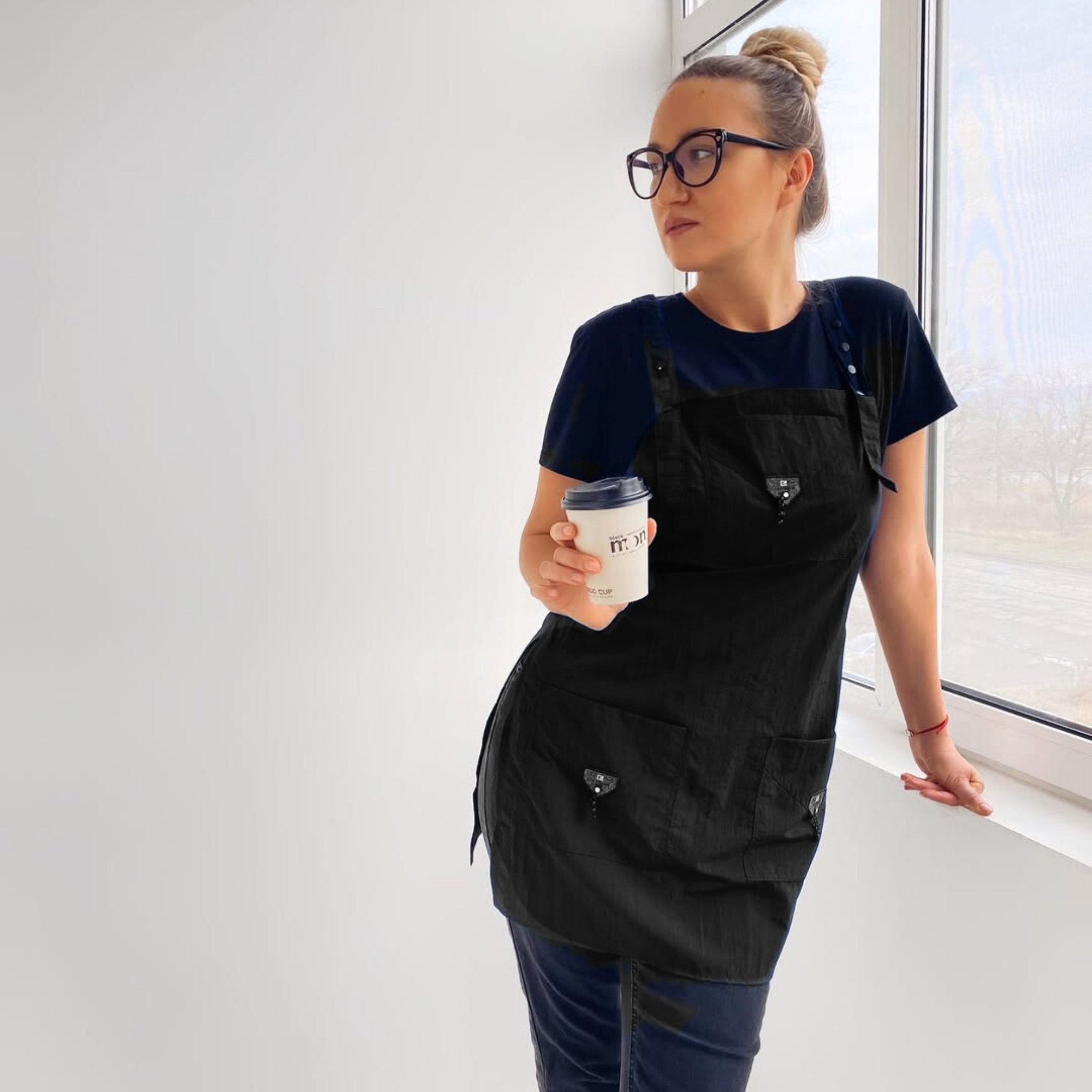 STM Company Kittelschürze Schwarze Friseurschürze mit dekorativen Elementen, Höhenverstellbar & universell