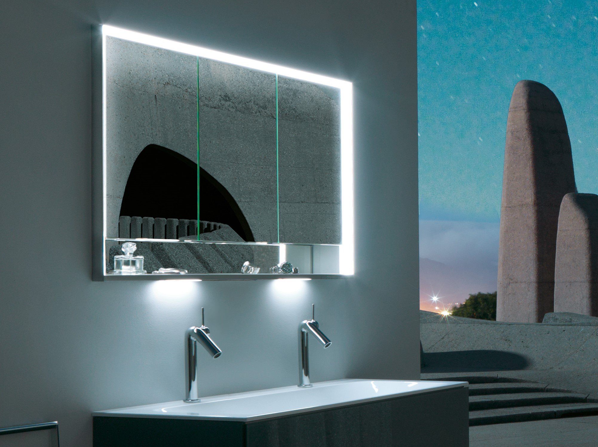 Keuco Spiegelschrank Royal Lumos (Badezimmerspiegelschrank mit Beleuchtung  LED), Unterputz-Einbau, mit Steckdose, dimmbar, einstellbare Lichtfarbe,  Aluminium-Korpus, 3-türig, 120 cm breit