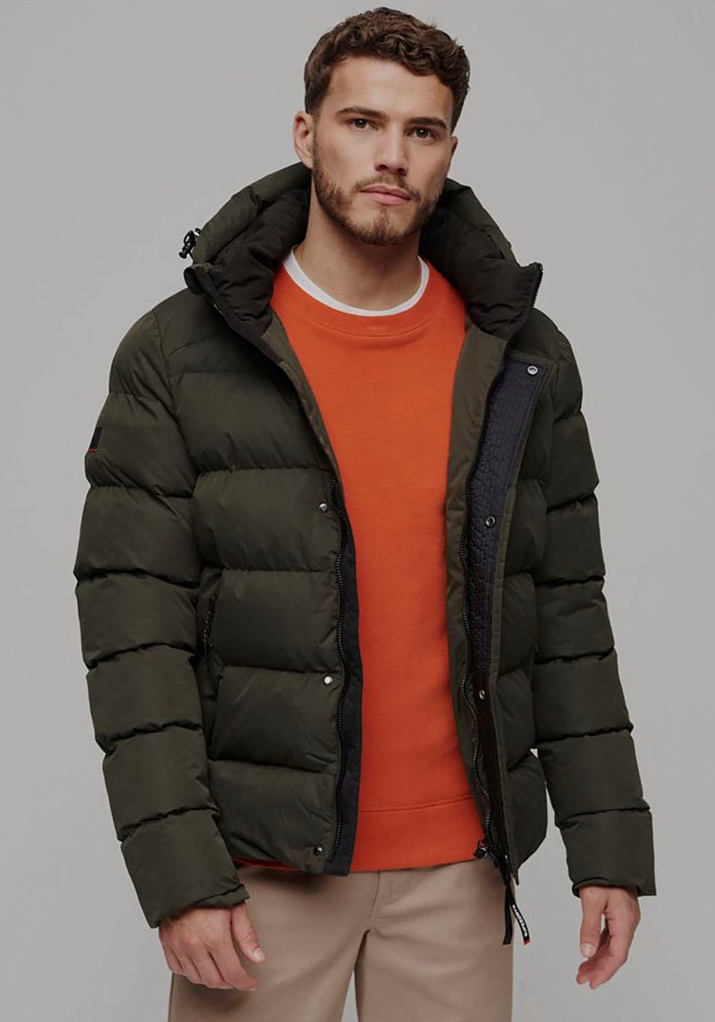 Superdry Steppjacke HOODED MICROFIBRE SPORT PUFFER Relaxed Fit, aus Polyester, pflegeleicht, unifarben