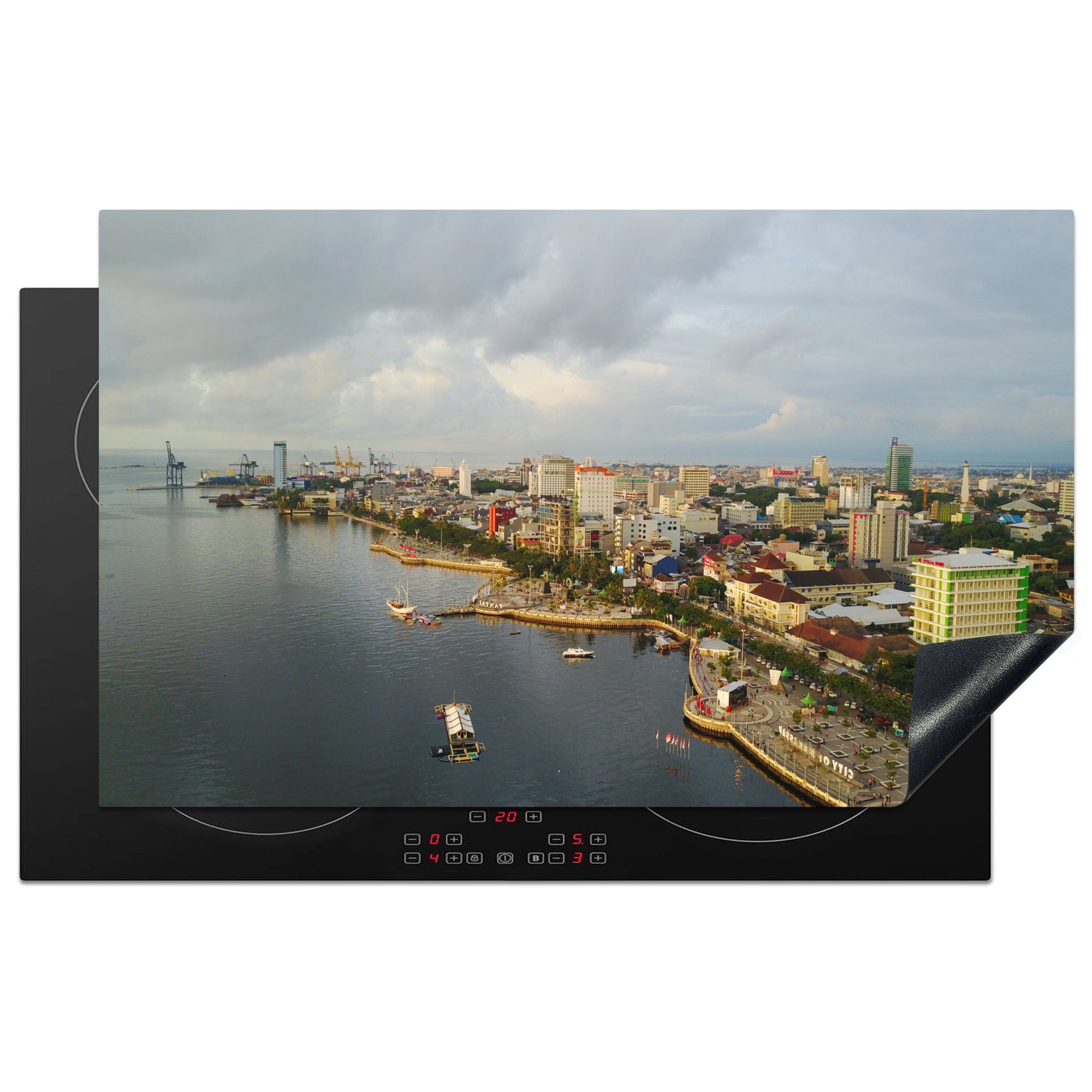 MuchoWow Herdblende-/Abdeckplatte Küstenlinie der indonesischen Hafenstadt Makassar am Äquator, Vinyl, (1 tlg), 83x51 cm, Ceranfeldabdeckung, Arbeitsplatte für küche