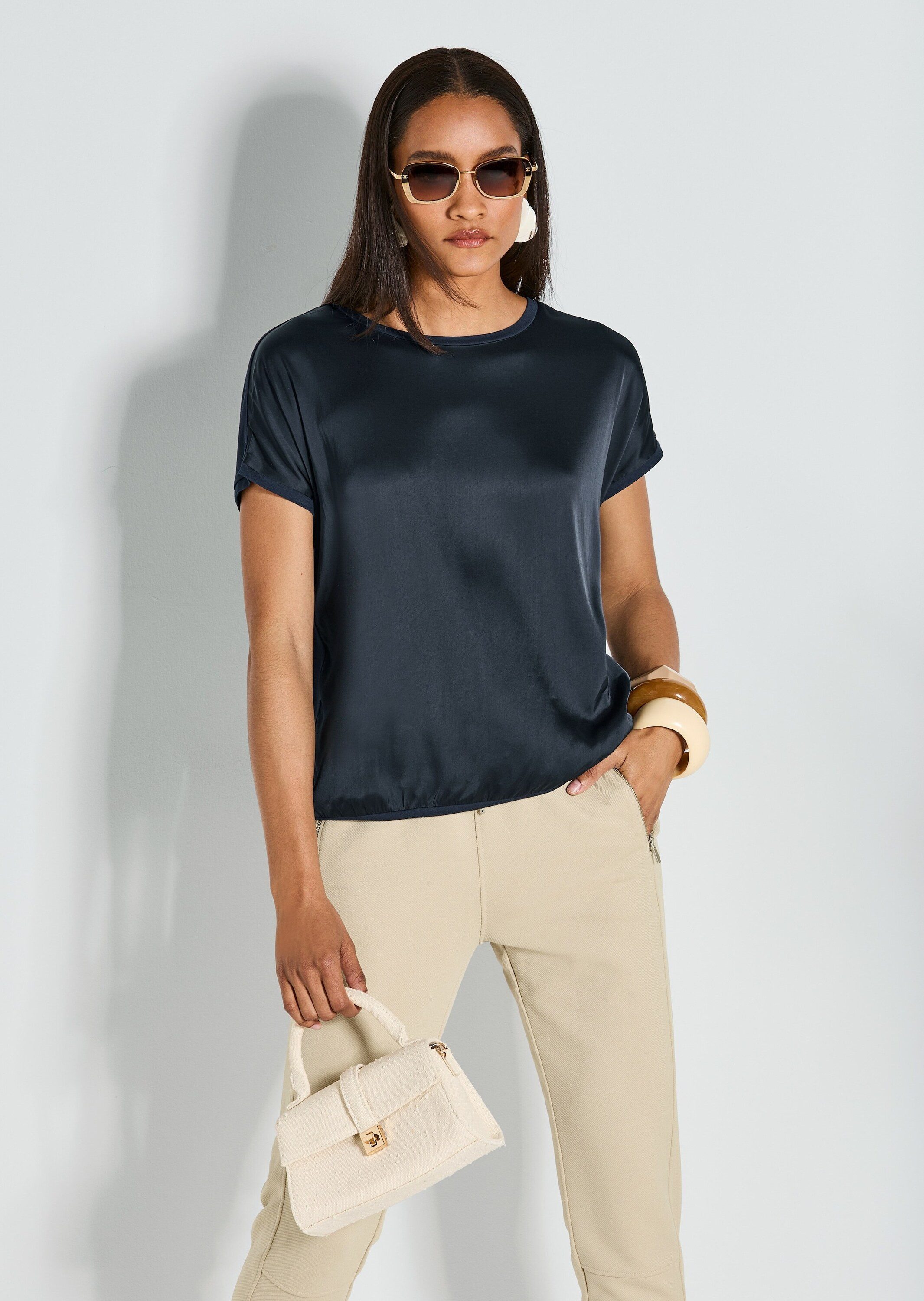 MADELEINE Kurzarmshirt Glänzendes Oberteil mit Jersey-Rückseite Schimmernde Front, Rundhals, kurzarm