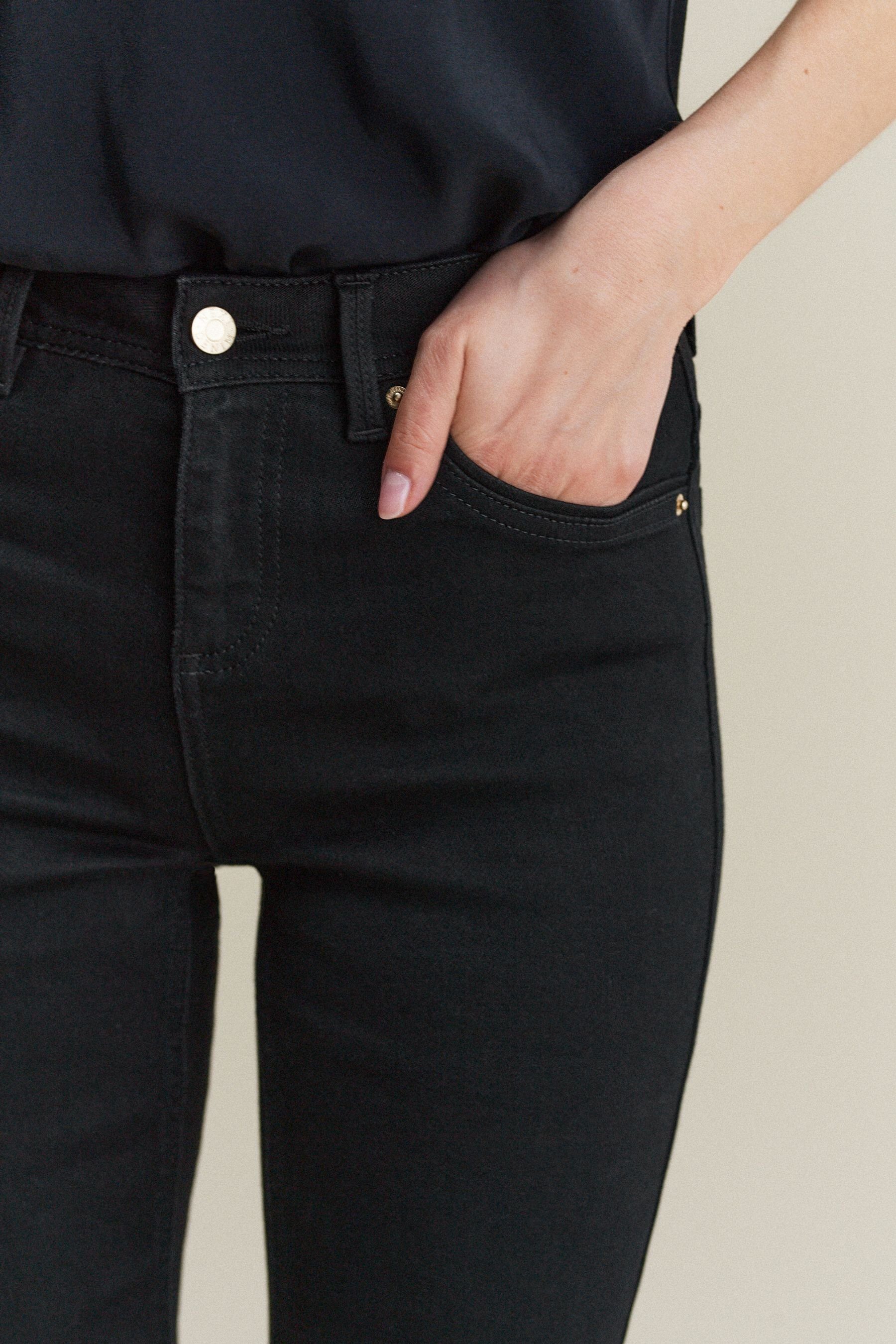 Slim Slim-fit-Jeans Fit Superweiche Jeans Black Next (1-tlg)