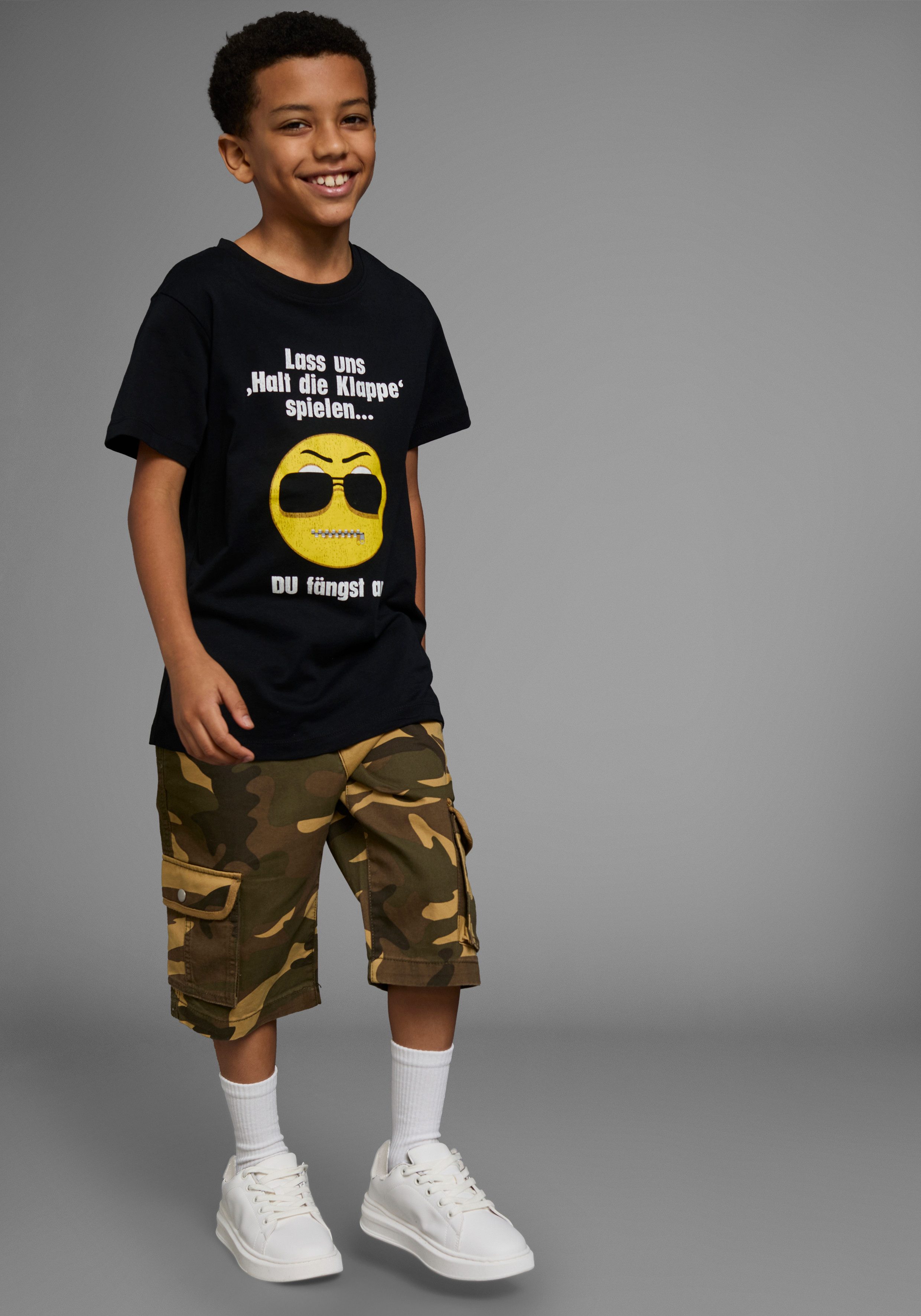 KIDSWORLD T-Shirt Mit Spruch: LASS UNS: HALT DIE KLAPPEN! SPIELEN Kurzarm, Basic-Passform, mit trendigen Statements und Sprüchen