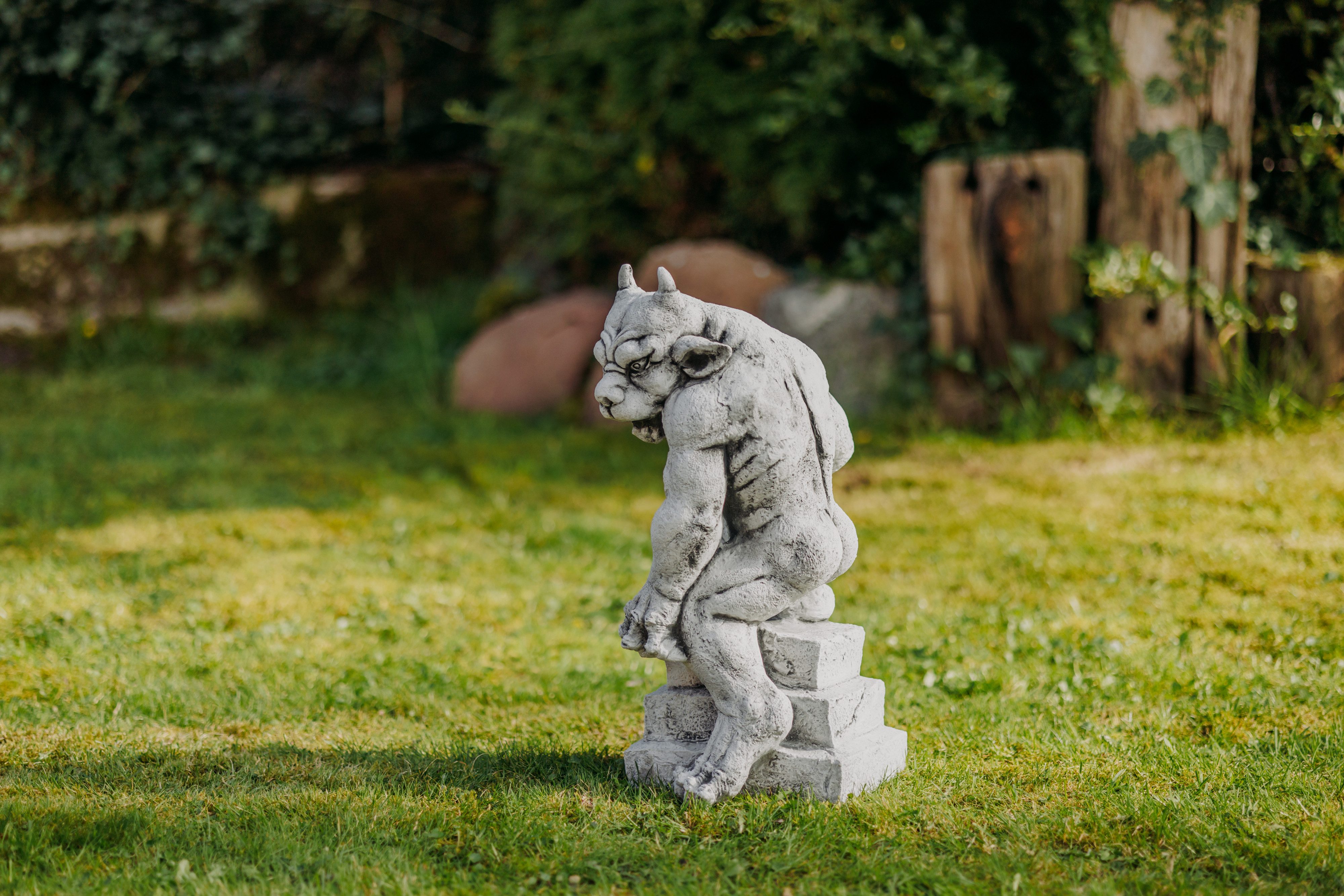 gartendekoparadies.de Gartenfigur Gargoyle auf Podest Steinfigur 51 cm Steinguss 26 kg, Frostsicher