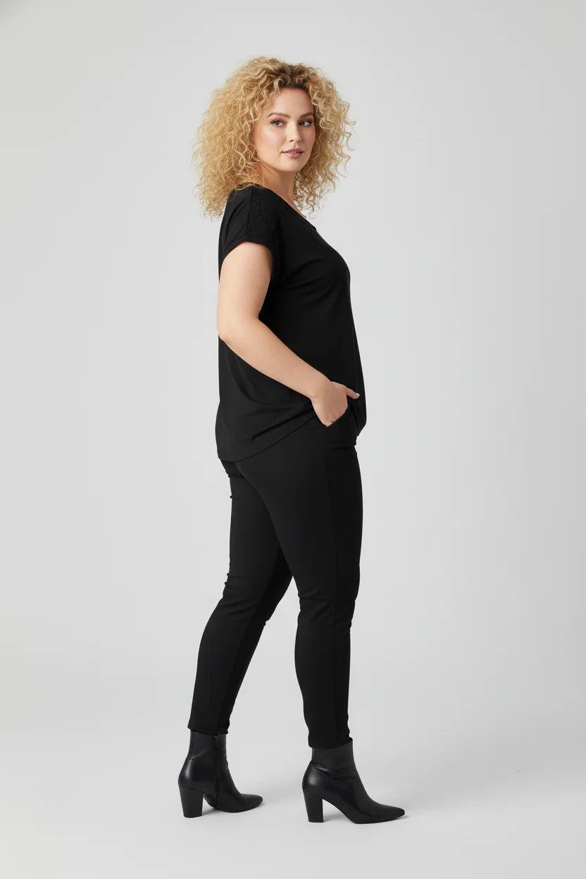 Shape of You Blusentop Kurzärmelige Strickbluse mit Spitzendetail an der Schulter.