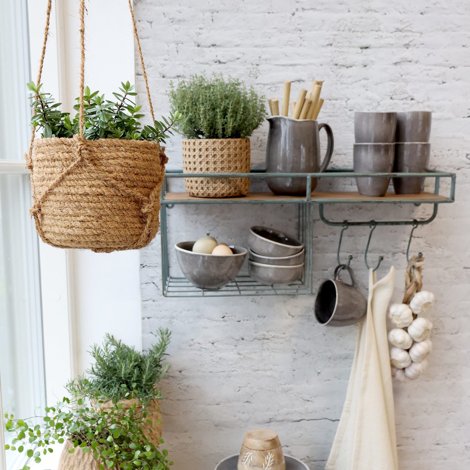 Macosa Home Blumentopf 2er Set hängende Blumentöpfe aus Naturfaser Ø 15 cm (Pflanzgefäß, naturbraun Kordel ideal für Innen & Außen), Hängetöpfe Pflanztopf für Balkon, Küche oder Wohnzimmer