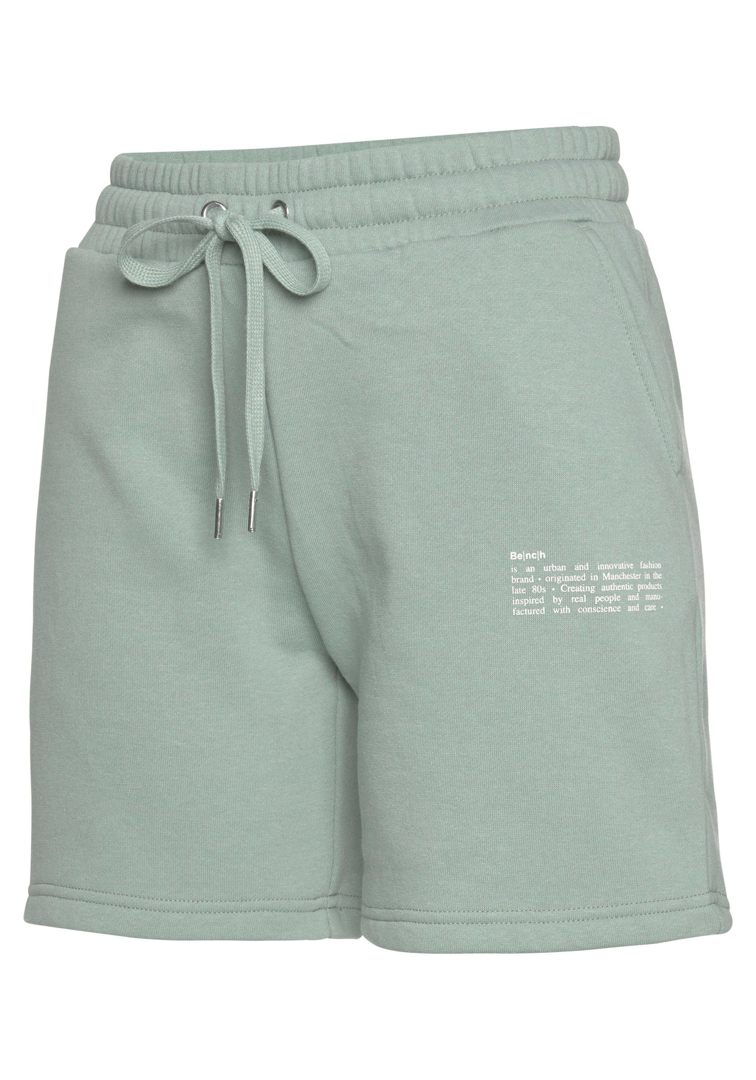 Bench. Shorts mit in weiter grün Logodruck Form