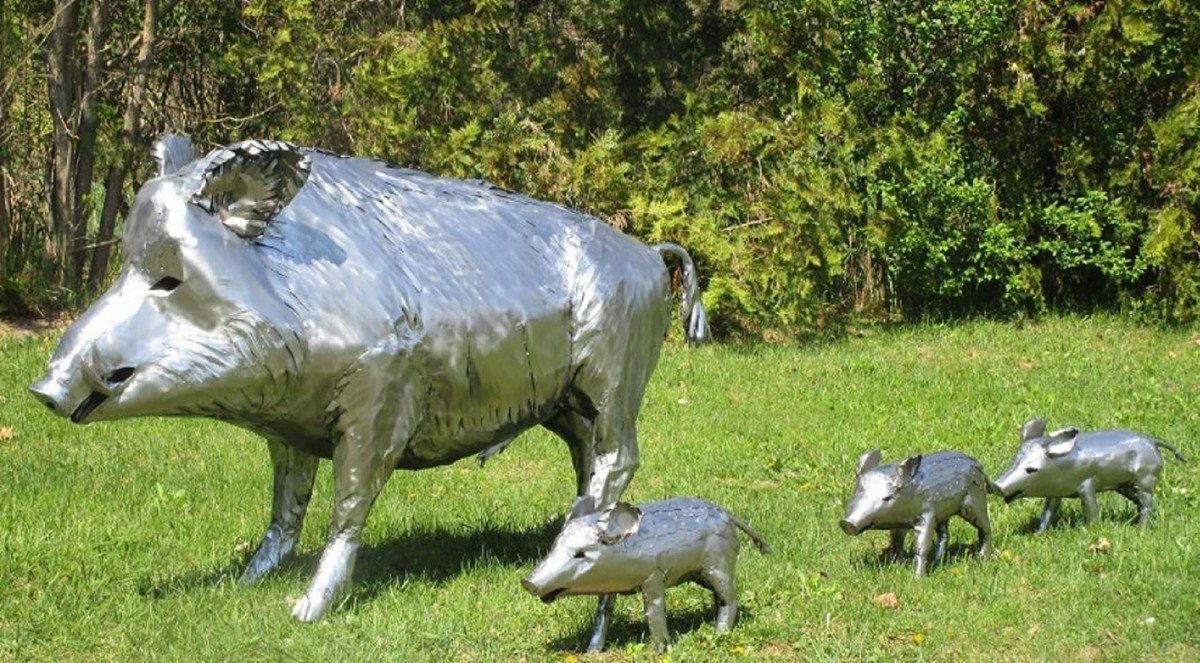 Casa Padrino Skulptur Luxus Gartendeko Skulpturen Wildschwein mit 3 Frischlingen Silber - Edelstahl Gartendeko Figuren - Wetterbeständige Gartenfiguren