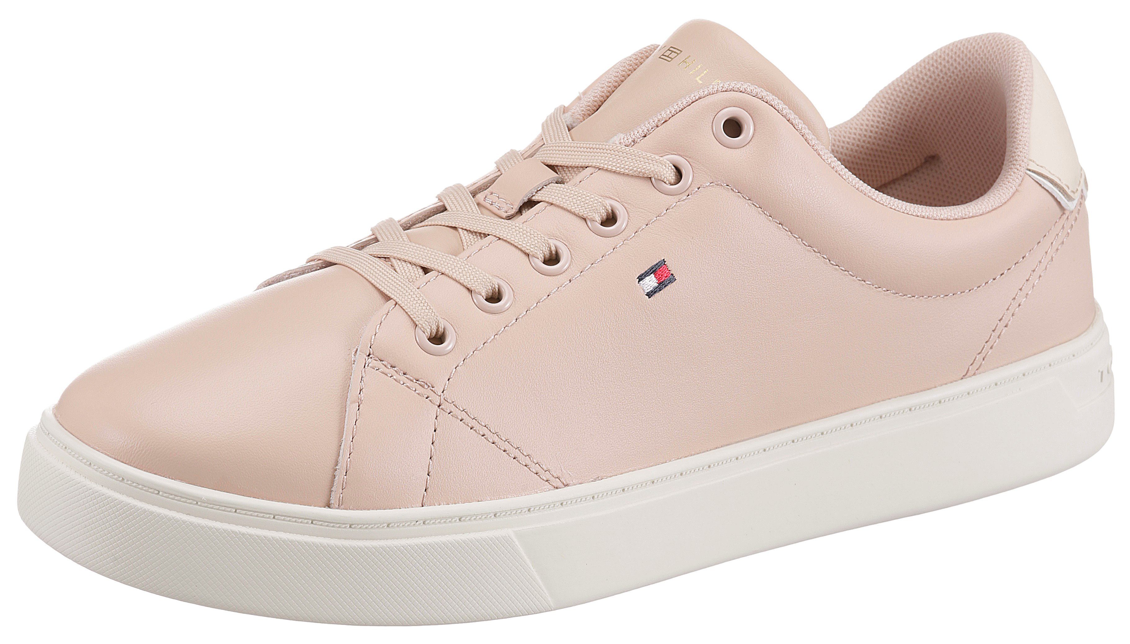 Hilfiger Plateausneaker COURT rosé an Ferse Tommy der Kontrastbesatz SNEAKER mit ESSENTIAL