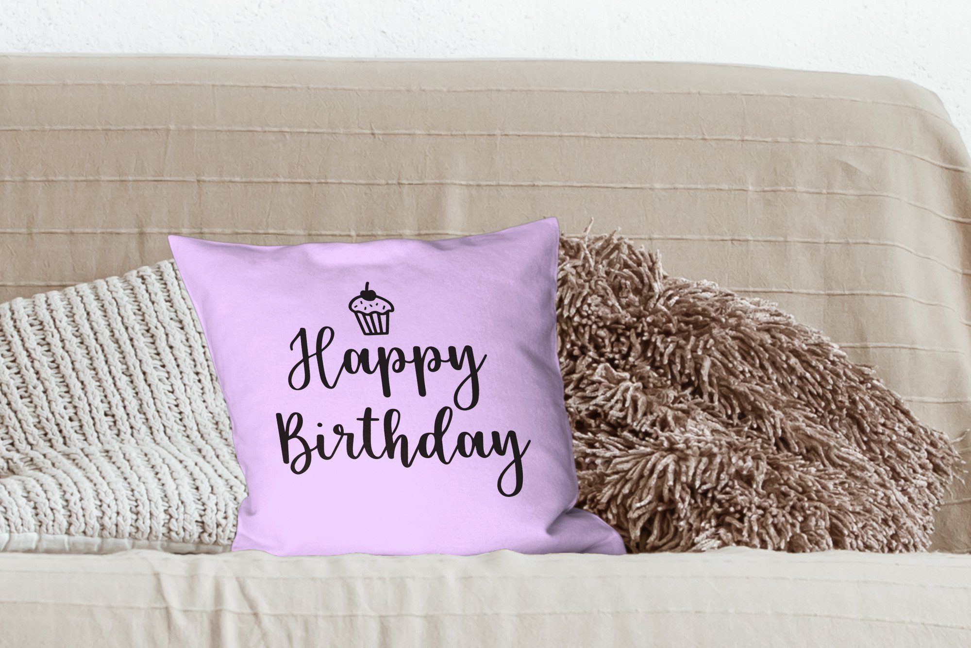 Schlafzimmer, mit "Happy Deko, Birthday" Wohzimmer, MuchoWow mit dem einem rosa Cupcake Zierkissen auf Füllung Zitat Hintergrund, für Dekokissen Sofakissen