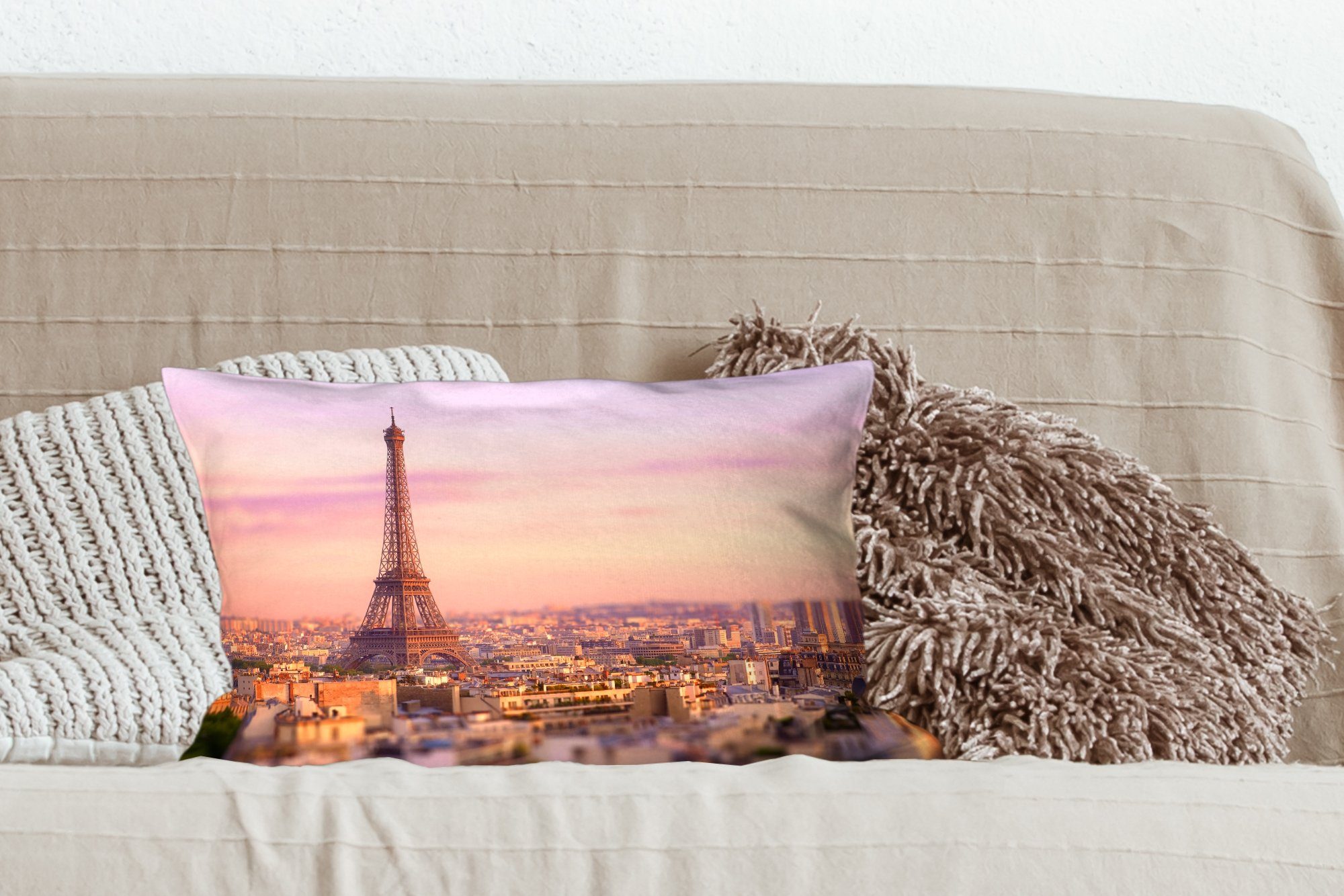 MuchoWow Dekokissen Blick Eiffelturm, Schlafzimmer Füllung, mit Dekokissen Wohzimmer Paris aufragenden dem mit Zierkissen, Dekoration, über darüber