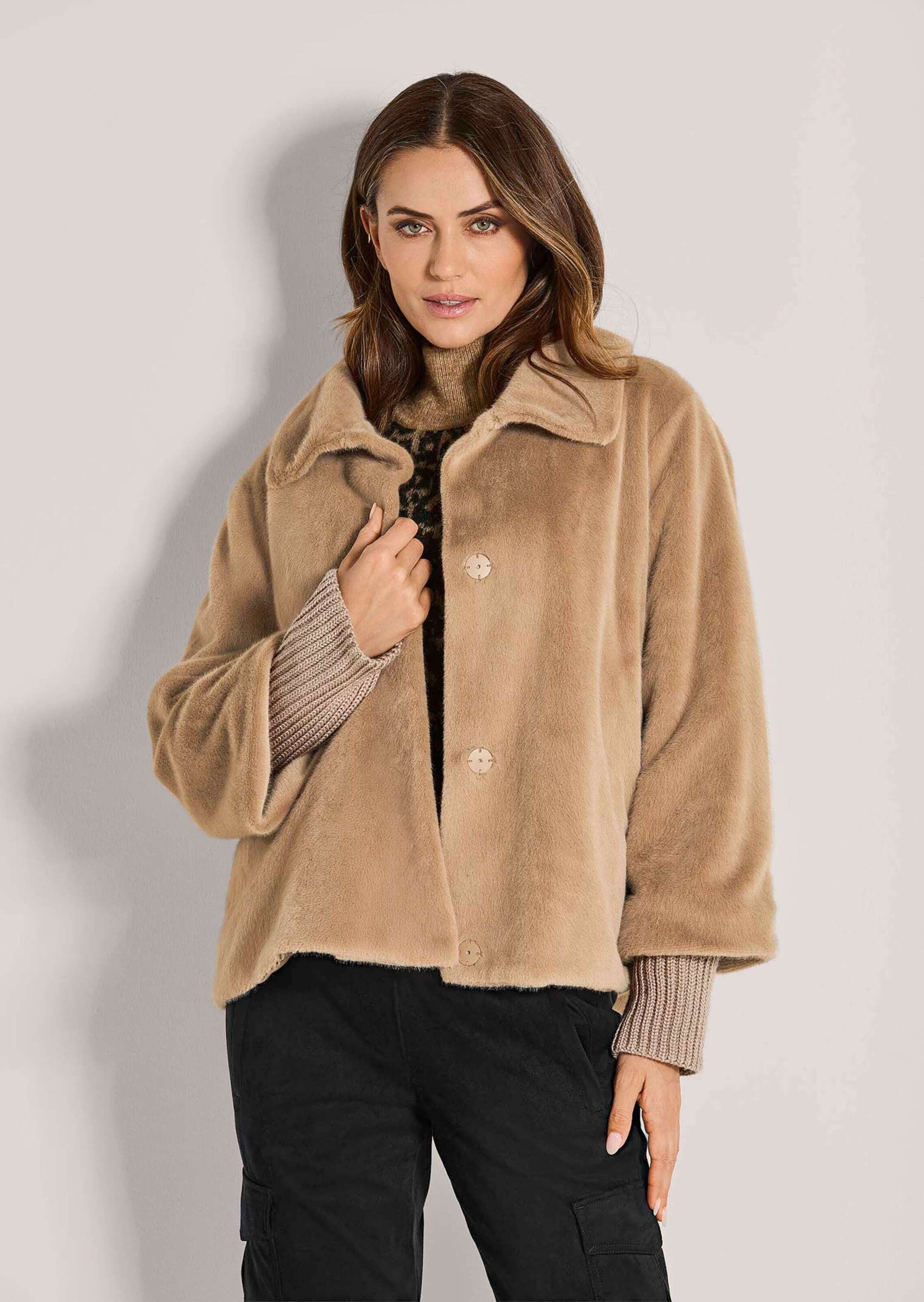 MADELEINE Outdoorjacke Elegante Damenjacke in Felloptik Modische Webpelz-Jacke mit Stehkragen, Langarm und Rippstrickbund