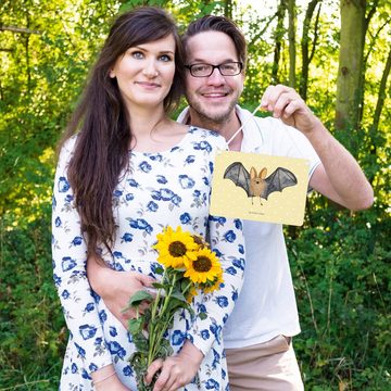 Mr. & Mrs. Panda Hinweisschild DIN A5 Fledermaus Flügel - Gelb Pastell - Geschenk, Türschild, Gute L, (1 St), Herzliche Botschaften